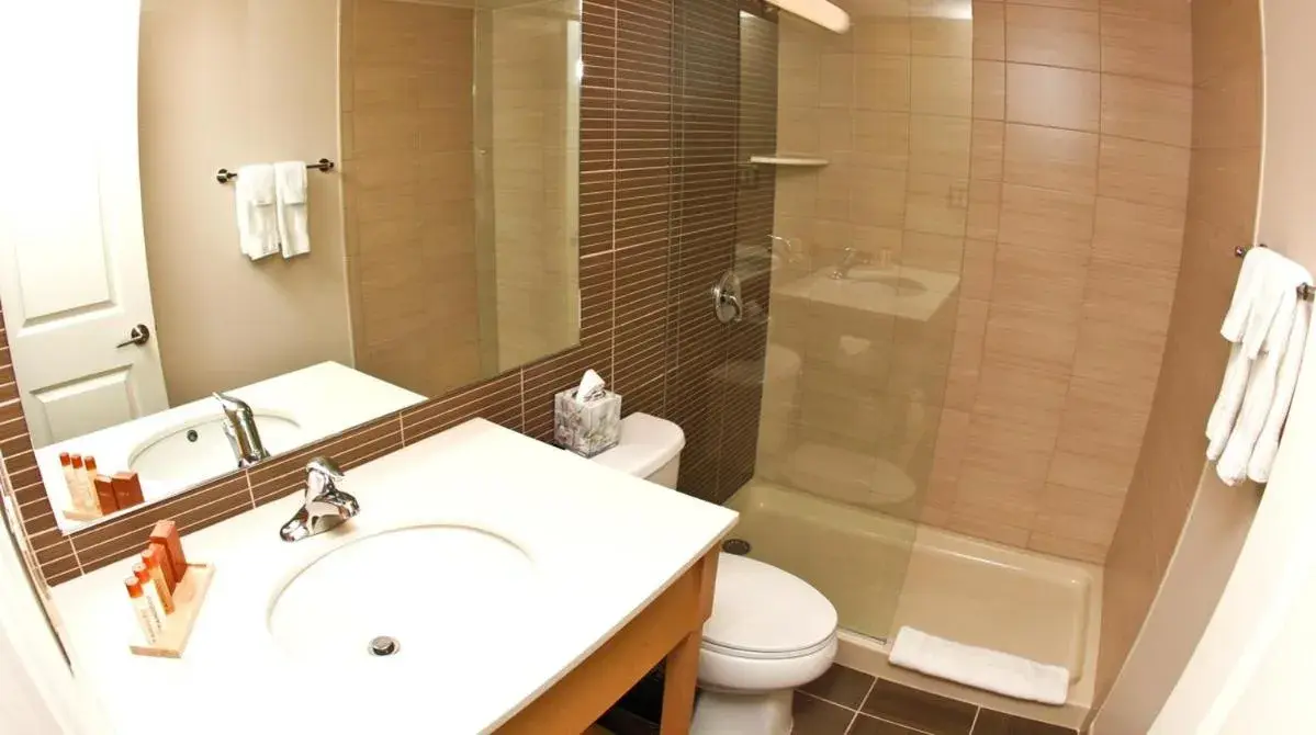 Shower, Bathroom in Ocean Club Hotel