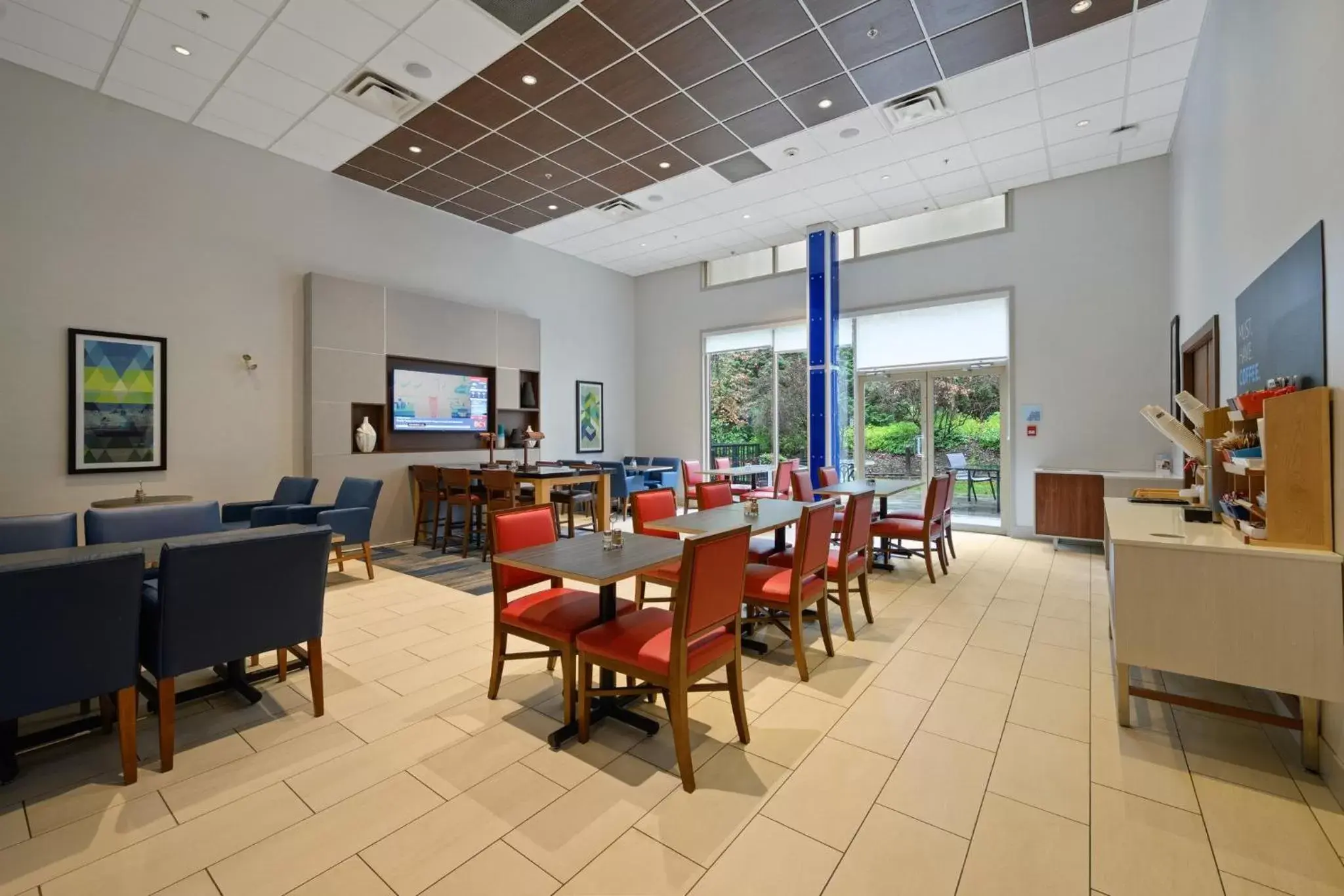 Breakfast, Restaurant/Places to Eat in Holiday Inn Express and Suites Surrey, an IHG Hotel