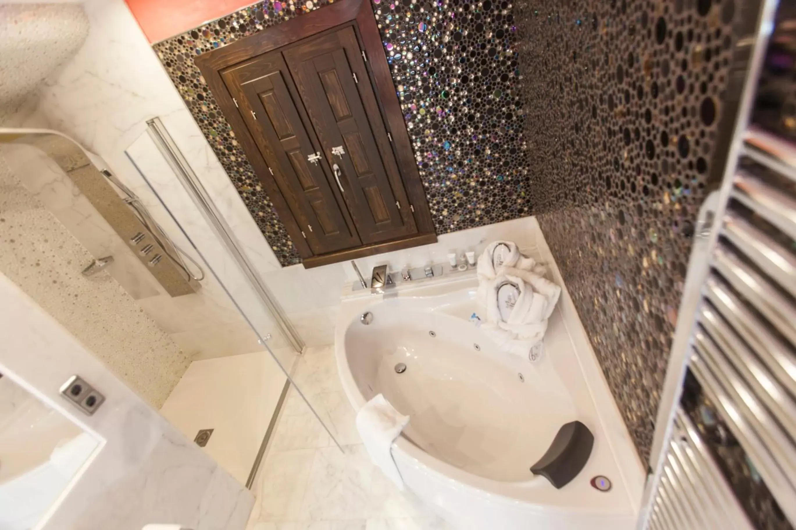 Hot Tub, Bathroom in Hotel Pintor El Greco