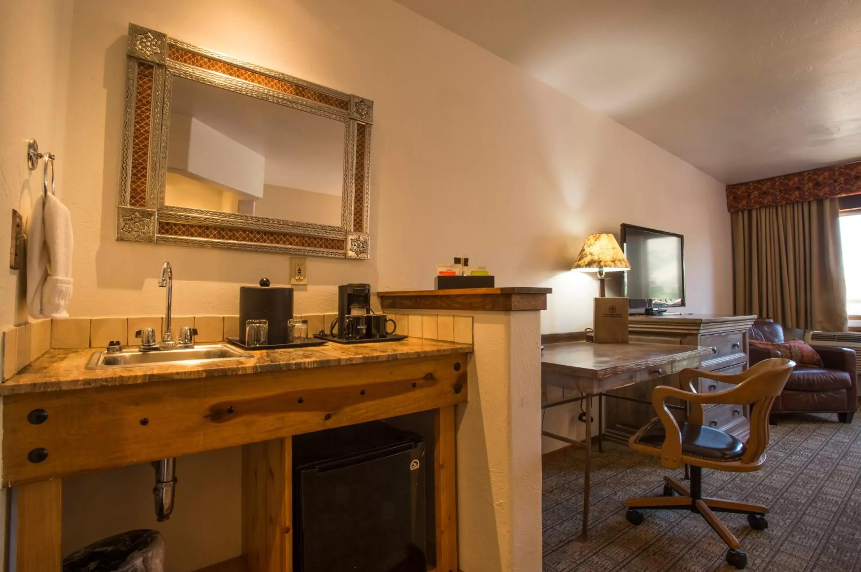 Kitchen or kitchenette, Bathroom in Table Mountain Inn