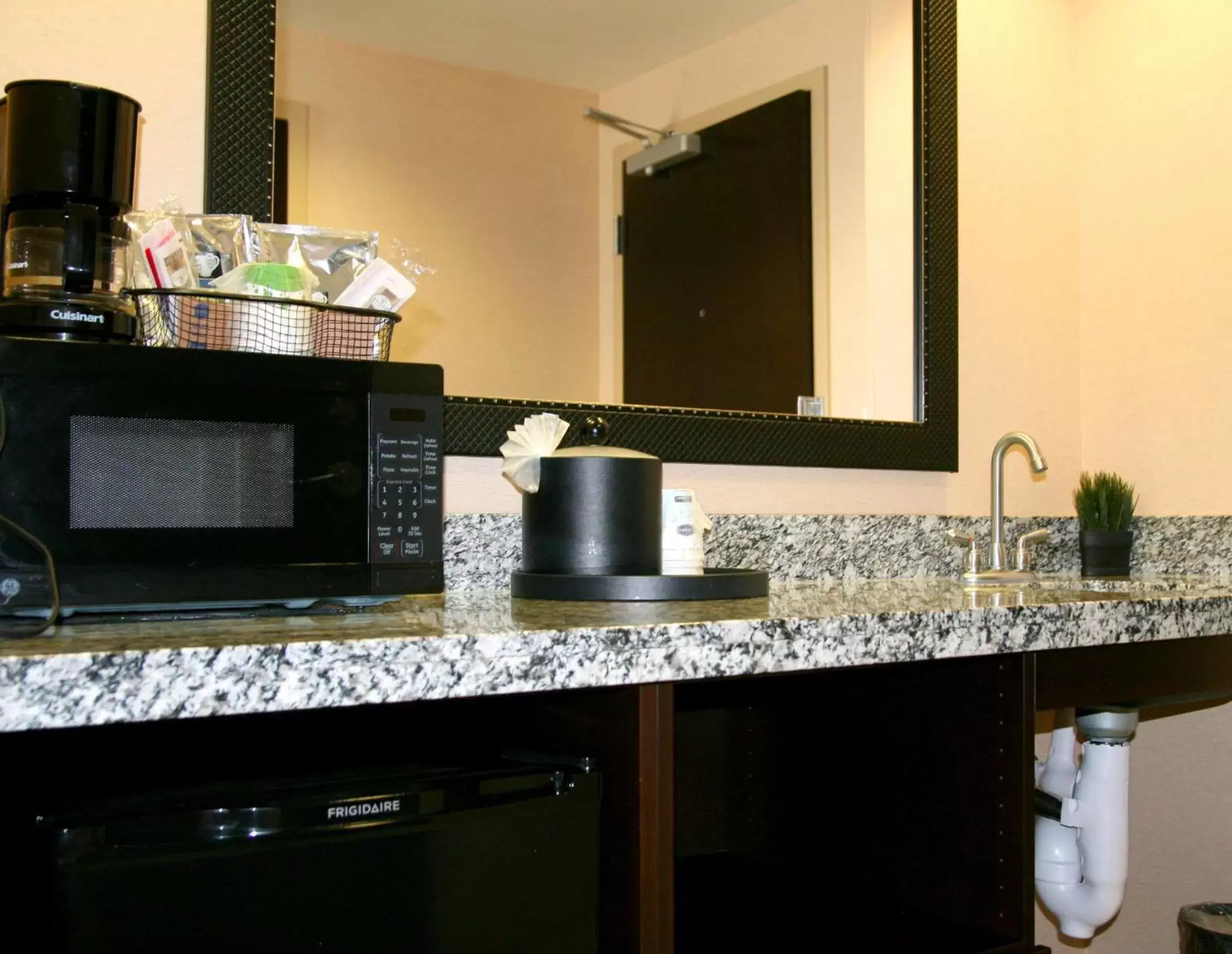 Living room, Kitchen/Kitchenette in Hampton Inn & Suites Salt Lake City-University/Foothill Drive