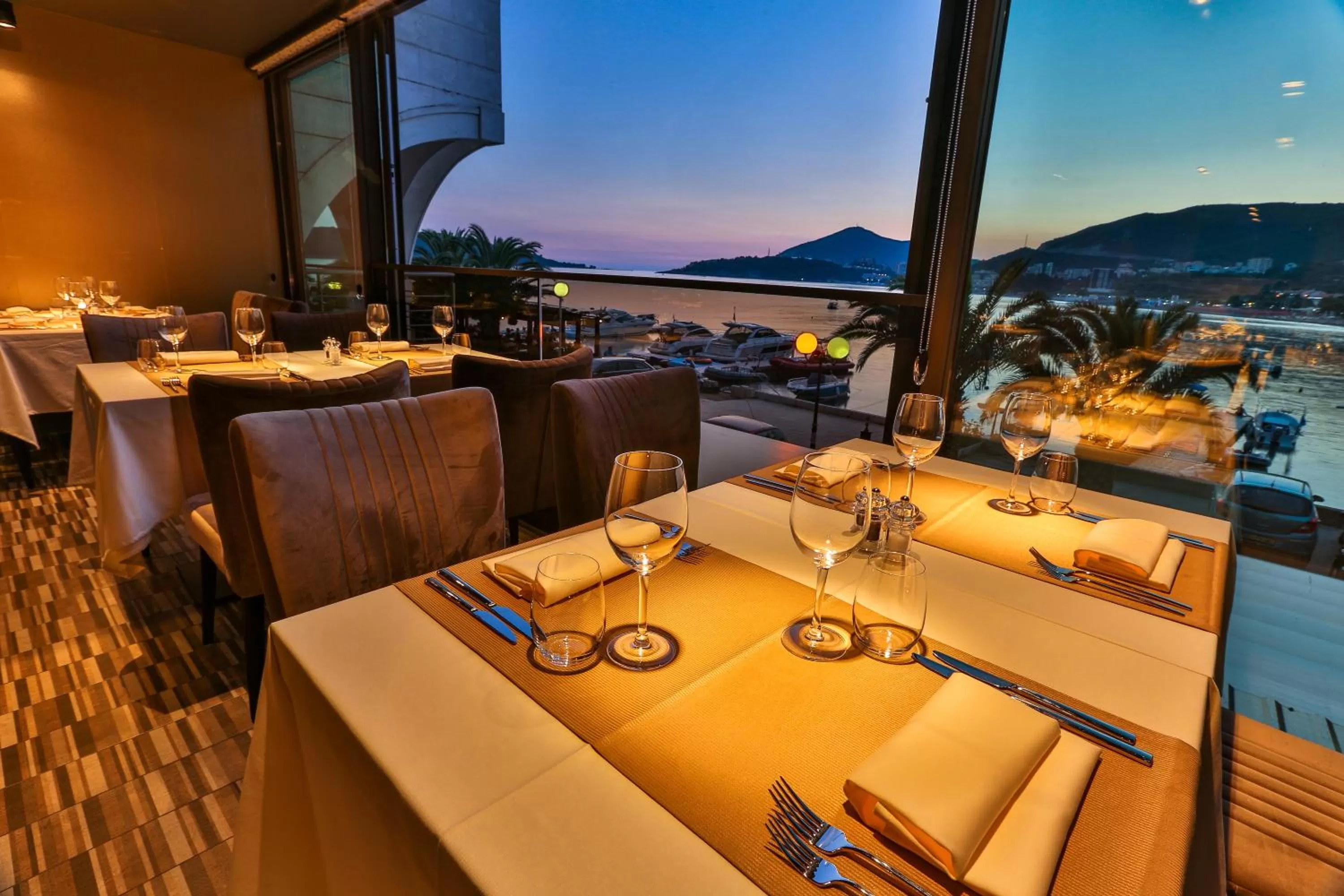 Restaurant/places to eat in Hotel Zeta