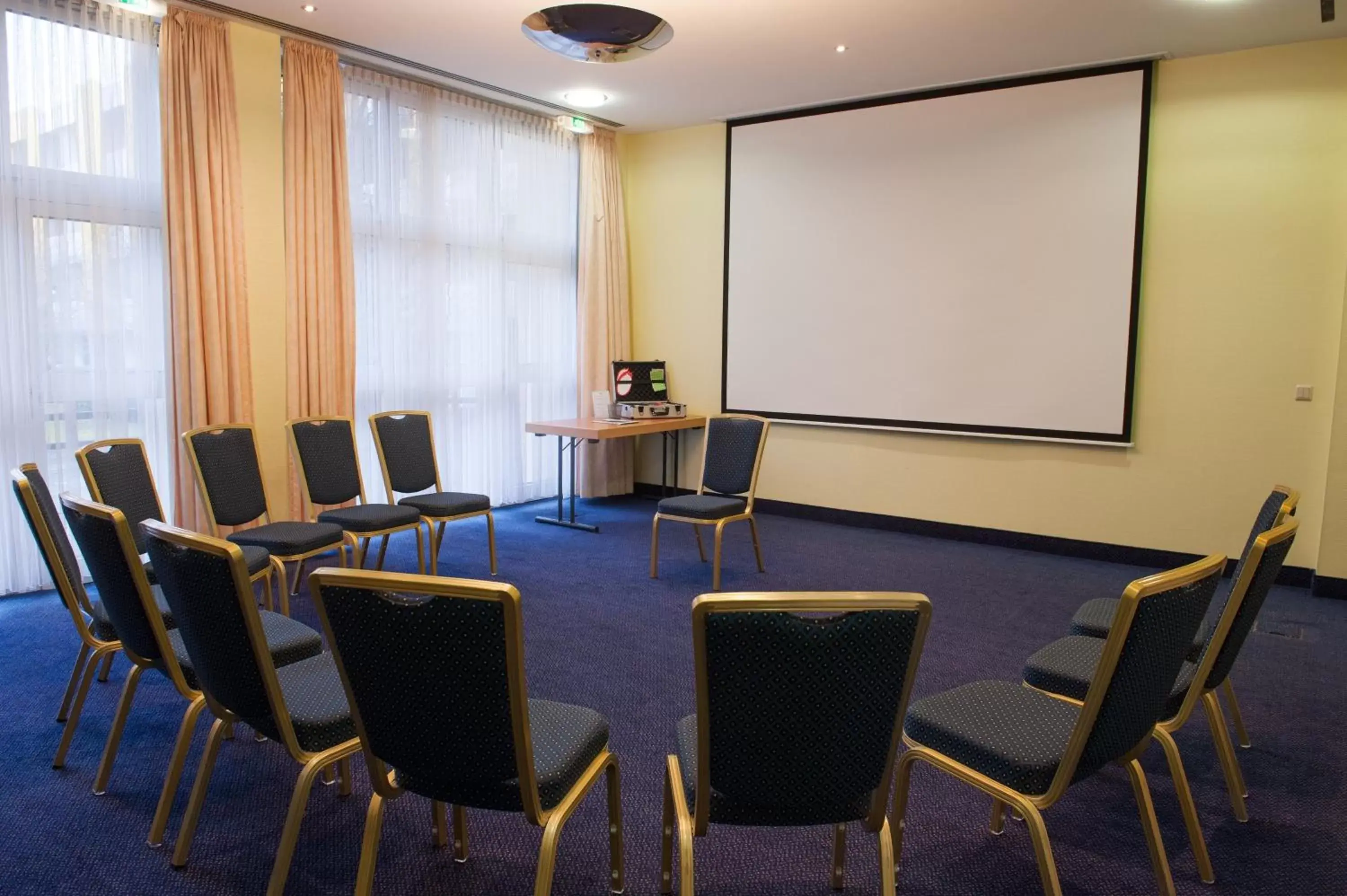 Meeting/conference room in Holiday Inn München Süd, an IHG Hotel