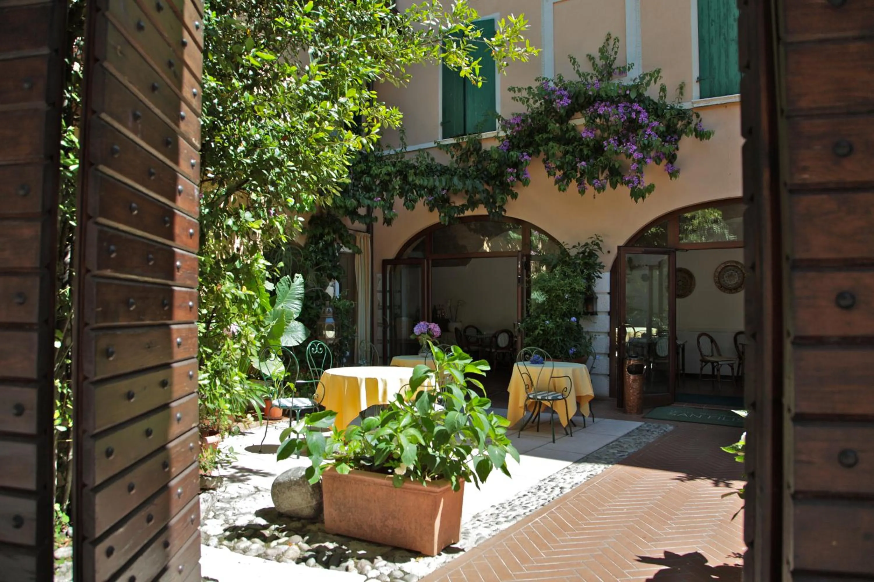 Patio in Hotel San Filis