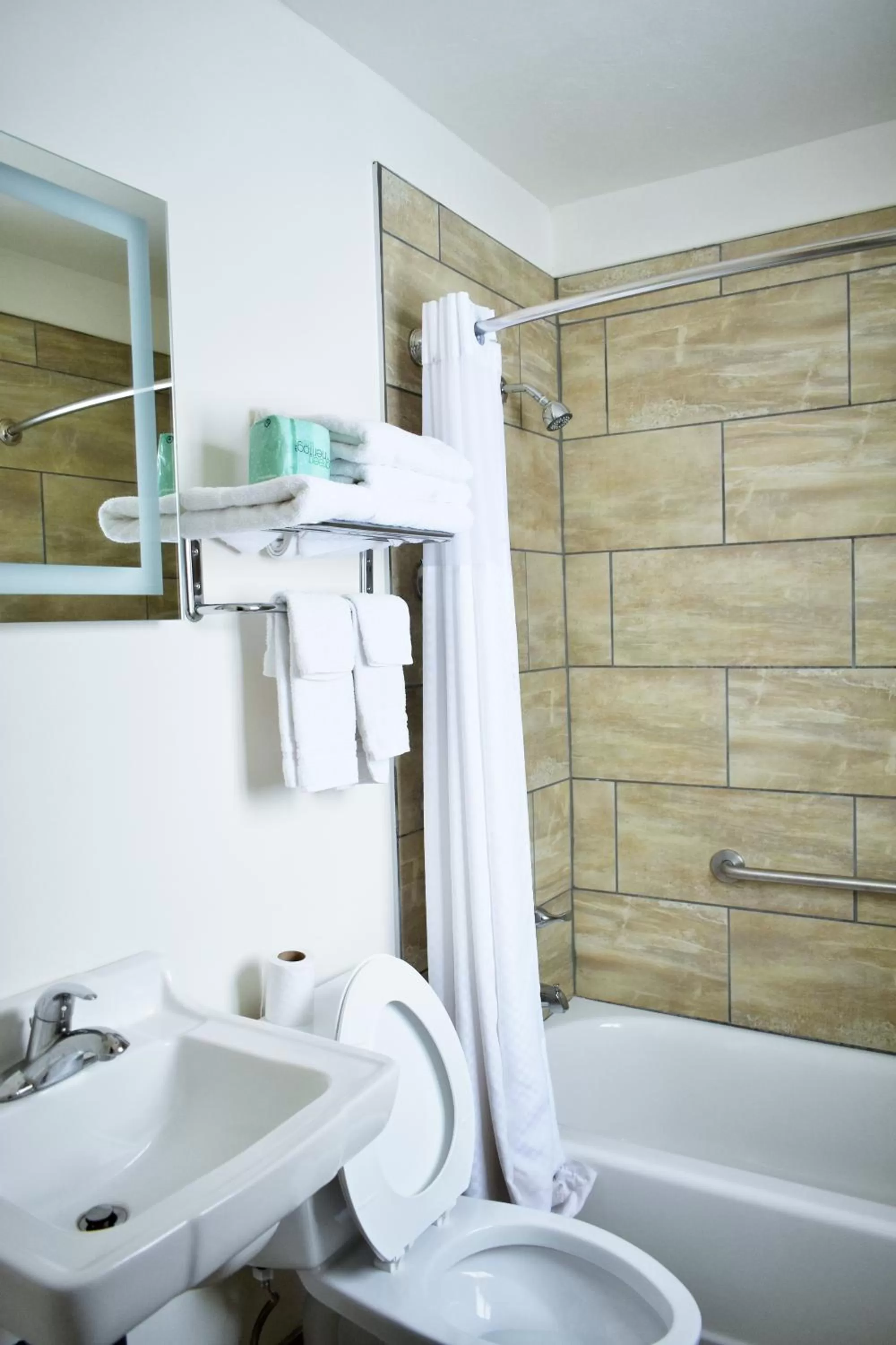 Shower in Knights Inn Page