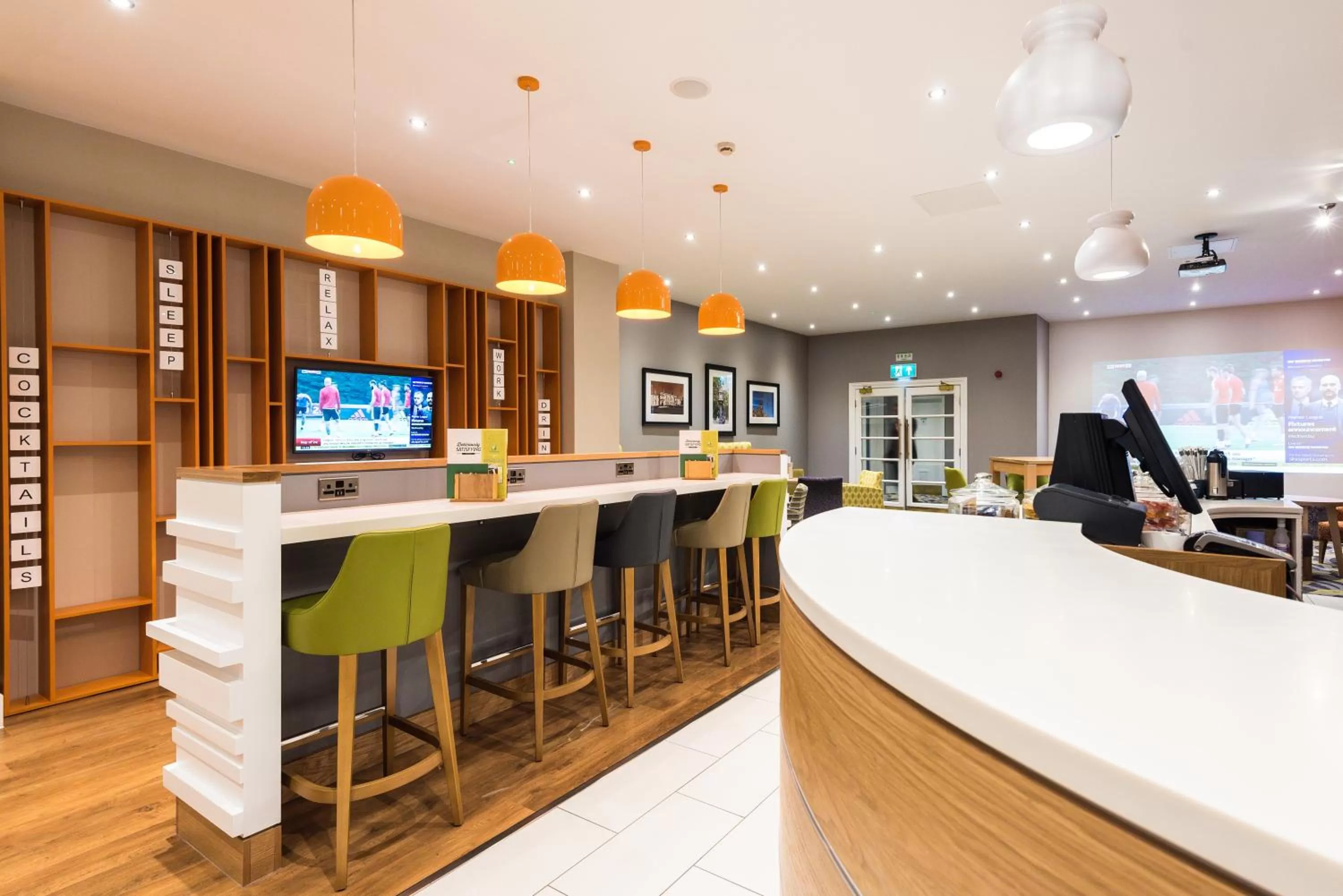 Lounge or bar in Holiday Inn Rotherham-Sheffield M1,Jct.33 by IHG