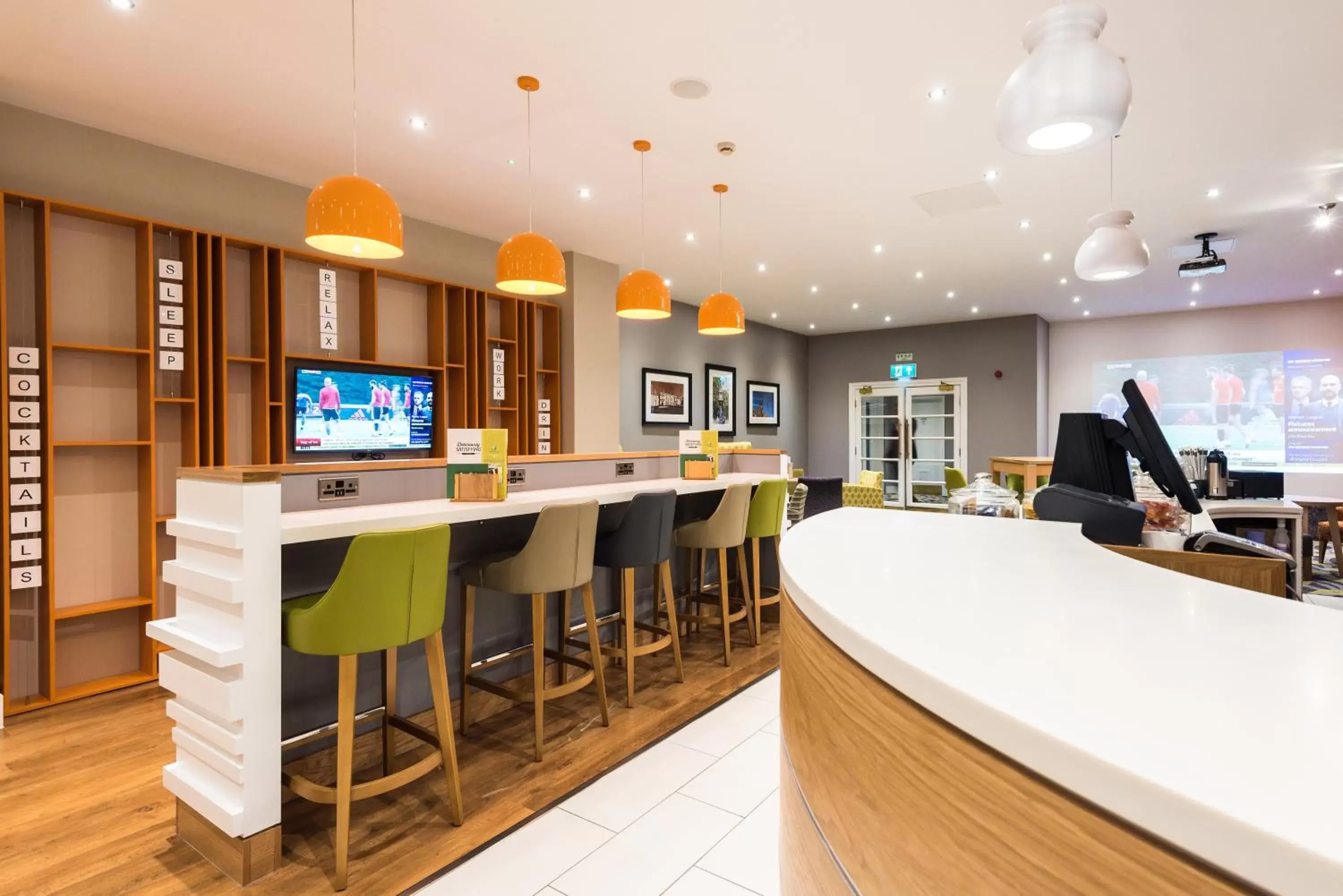 Lounge or bar in Holiday Inn Rotherham-Sheffield M1,Jct.33, an IHG Hotel