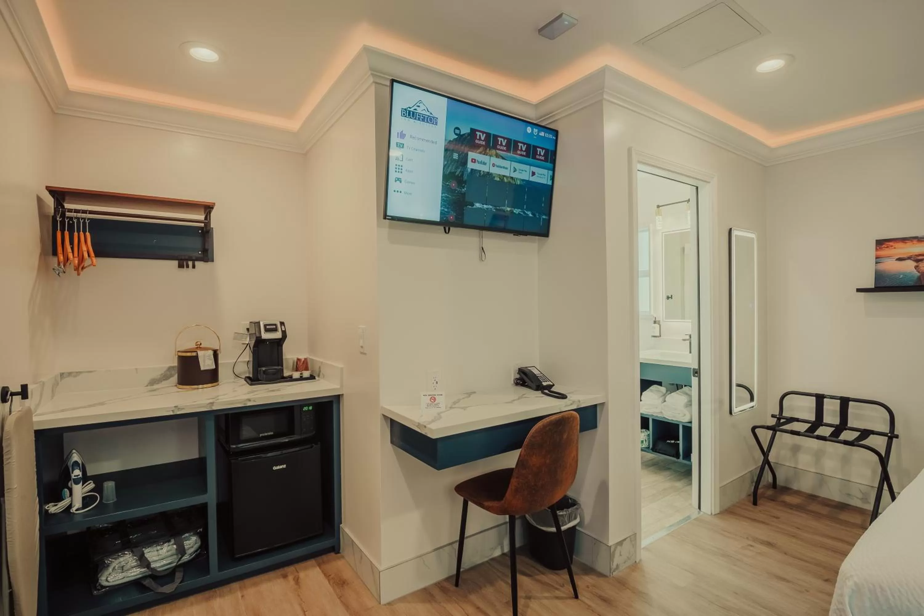 TV and multimedia in Blufftop Inn & Suites - Wharf/Restaurant District