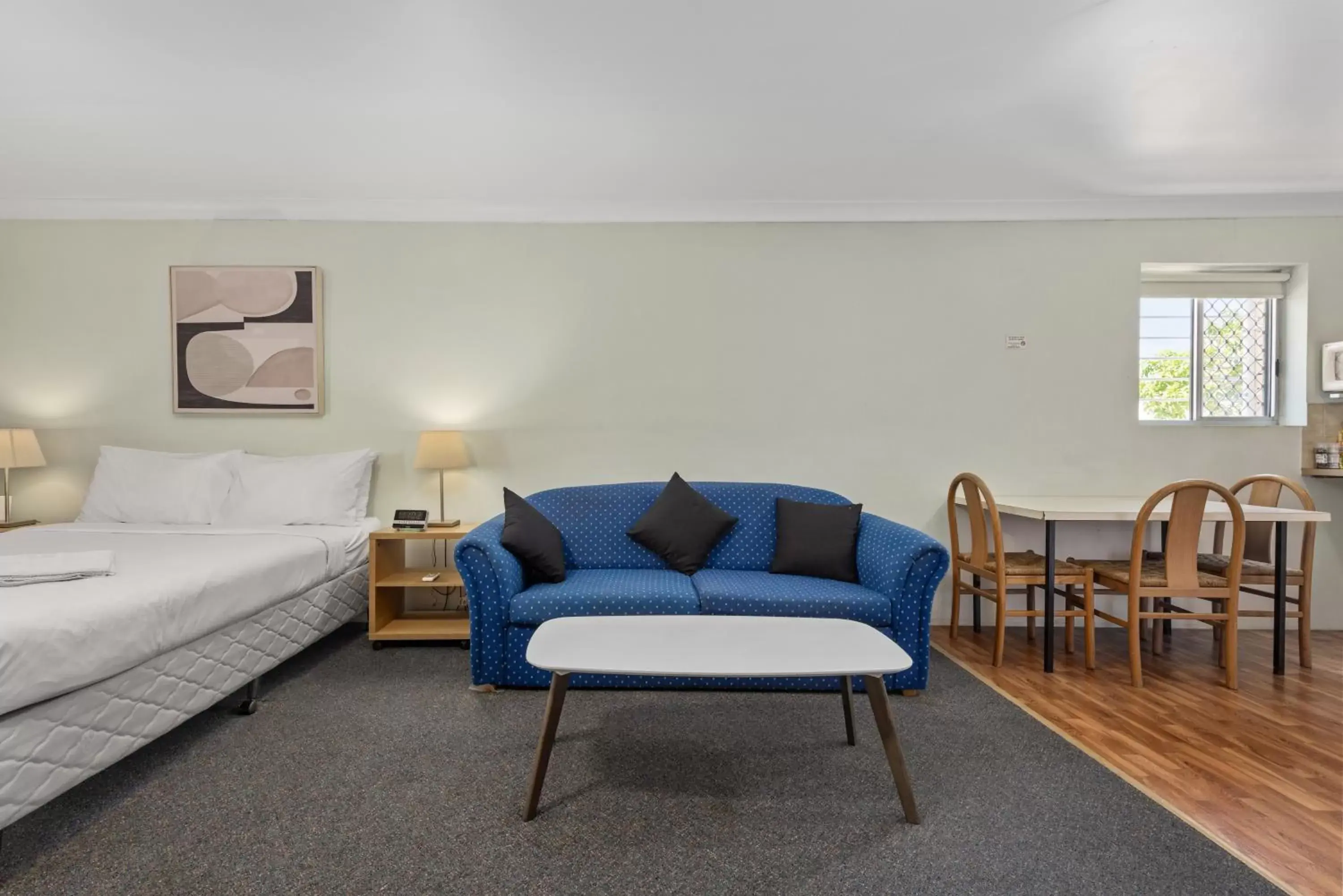 Bed, Seating Area in Paramount Motel