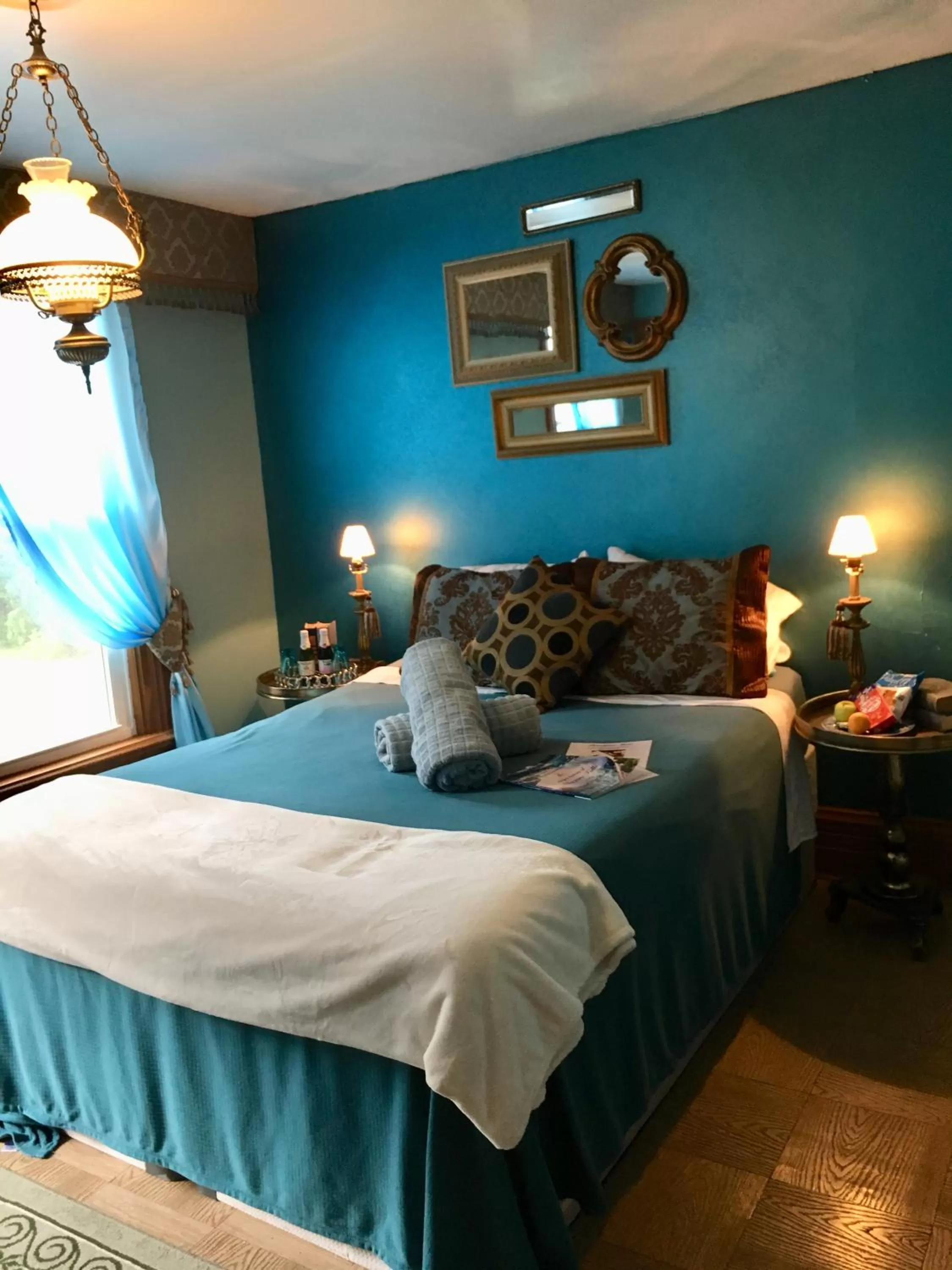 Bed in Aaron House of Niagara Falls