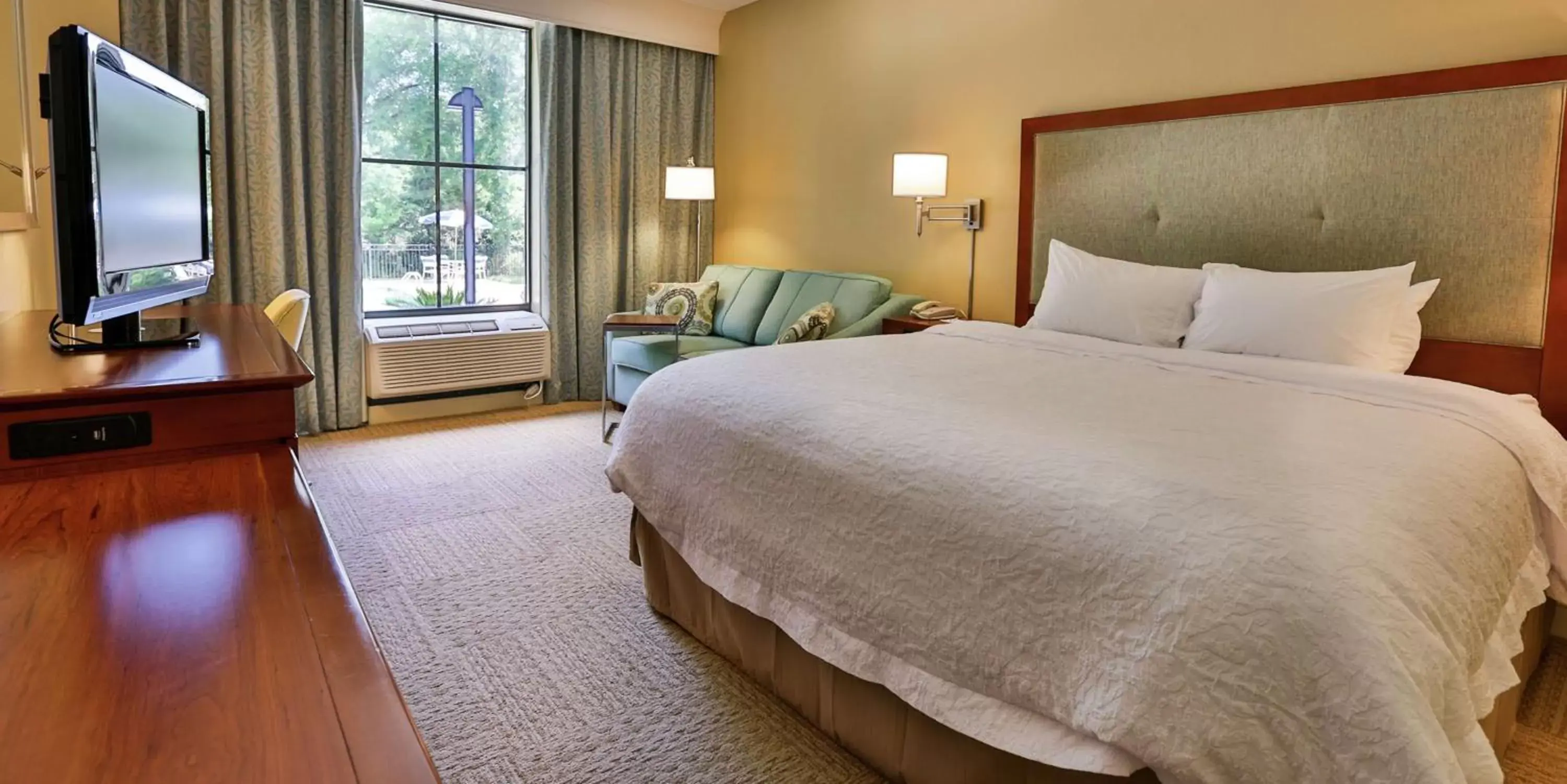 Bedroom, Bed in Hampton Inn Charleston-Daniel Island