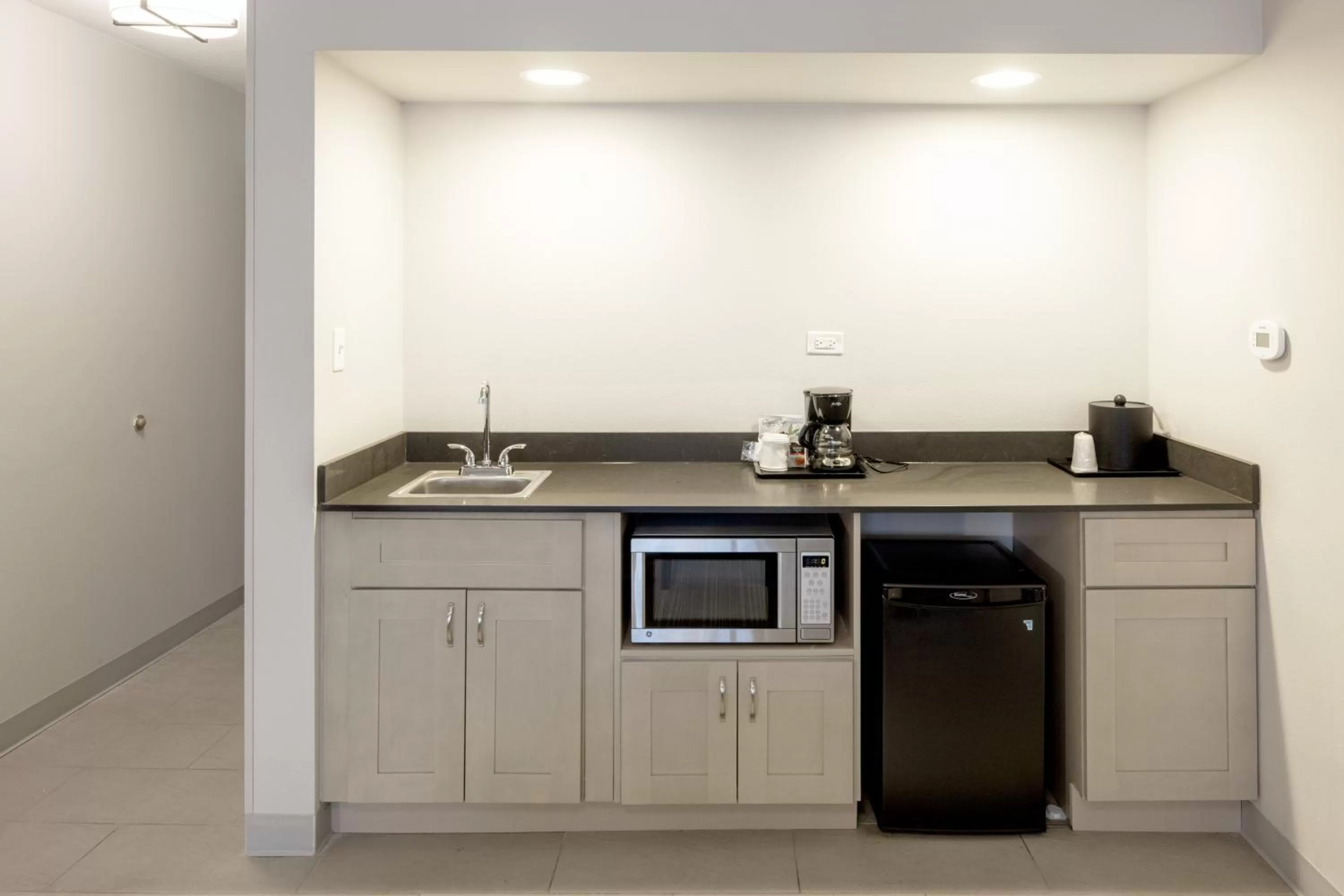 Kitchen or kitchenette in Country Inn & Suites by Radisson, Tinley Park, IL