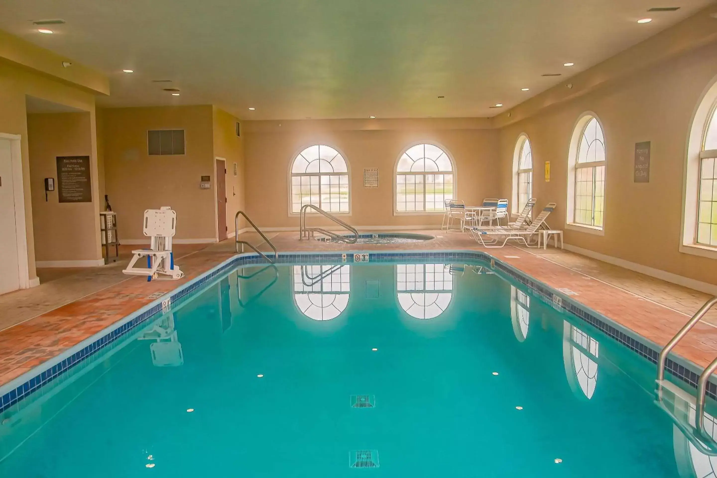 Swimming Pool in Comfort Inn Near Ouabache State Park