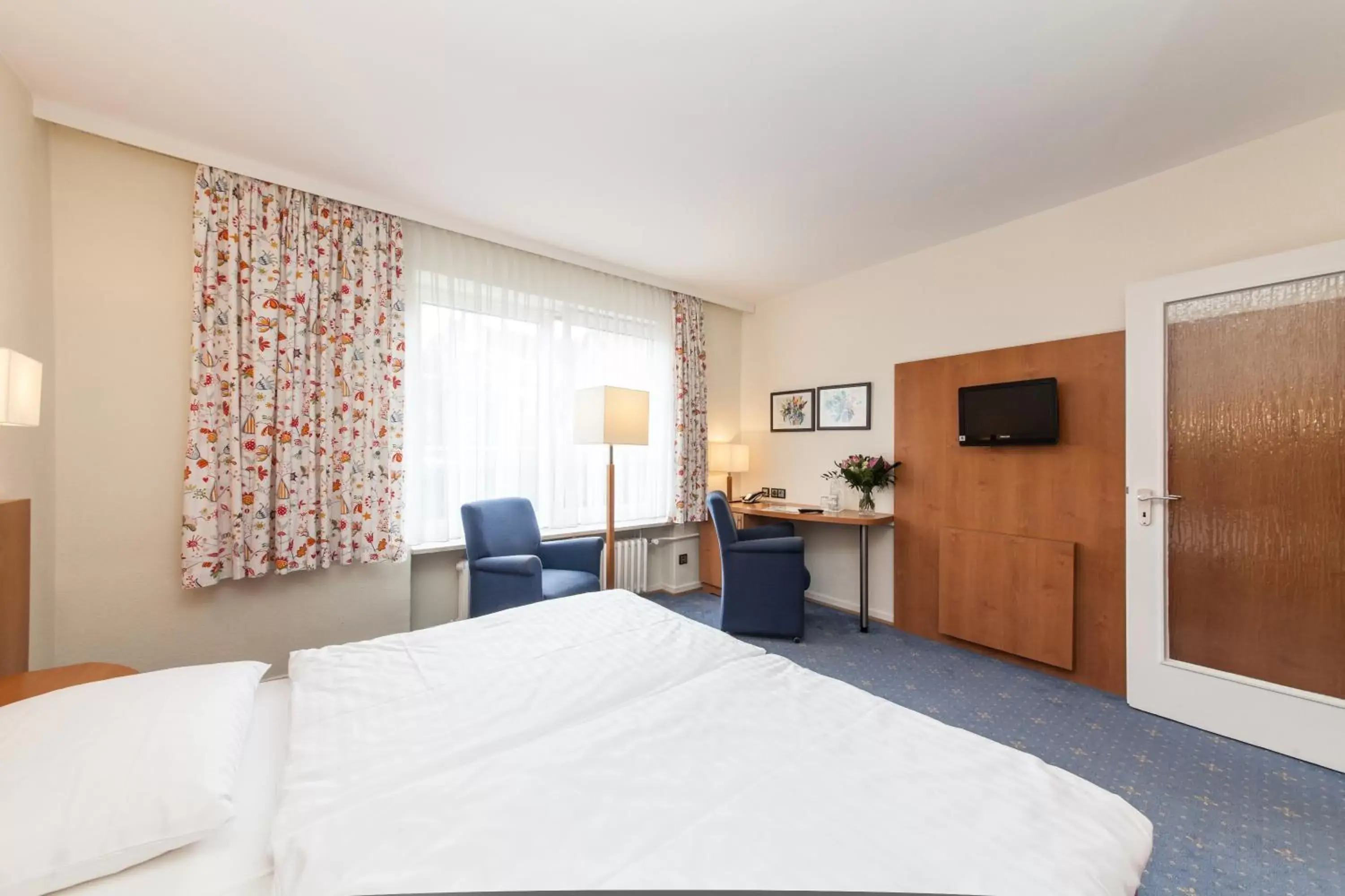 Photo of the whole room, Bed in Hotel Drei Kronen Elmshorn