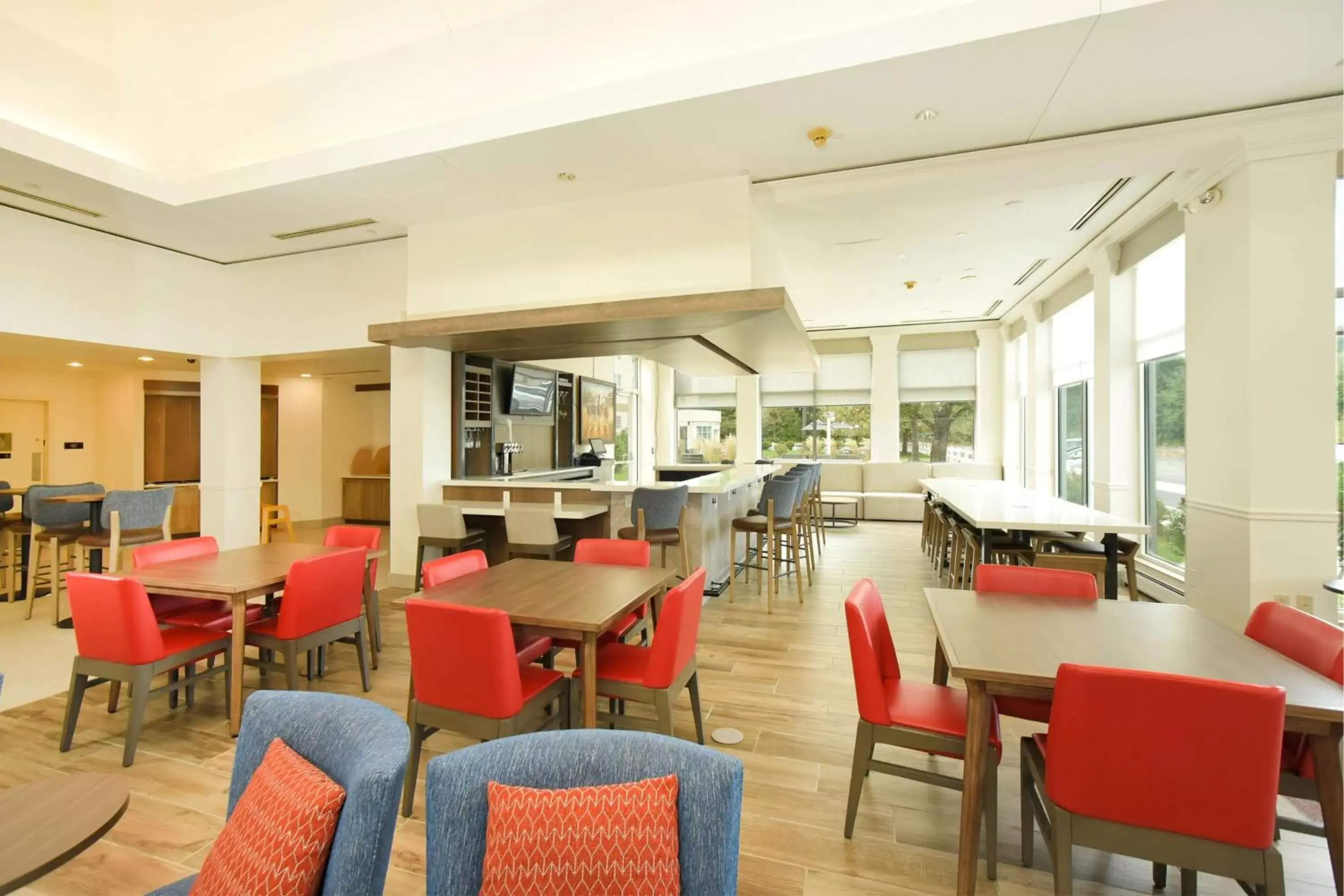 Lounge or bar, Restaurant/Places to Eat in Hilton Garden Inn Saratoga Springs