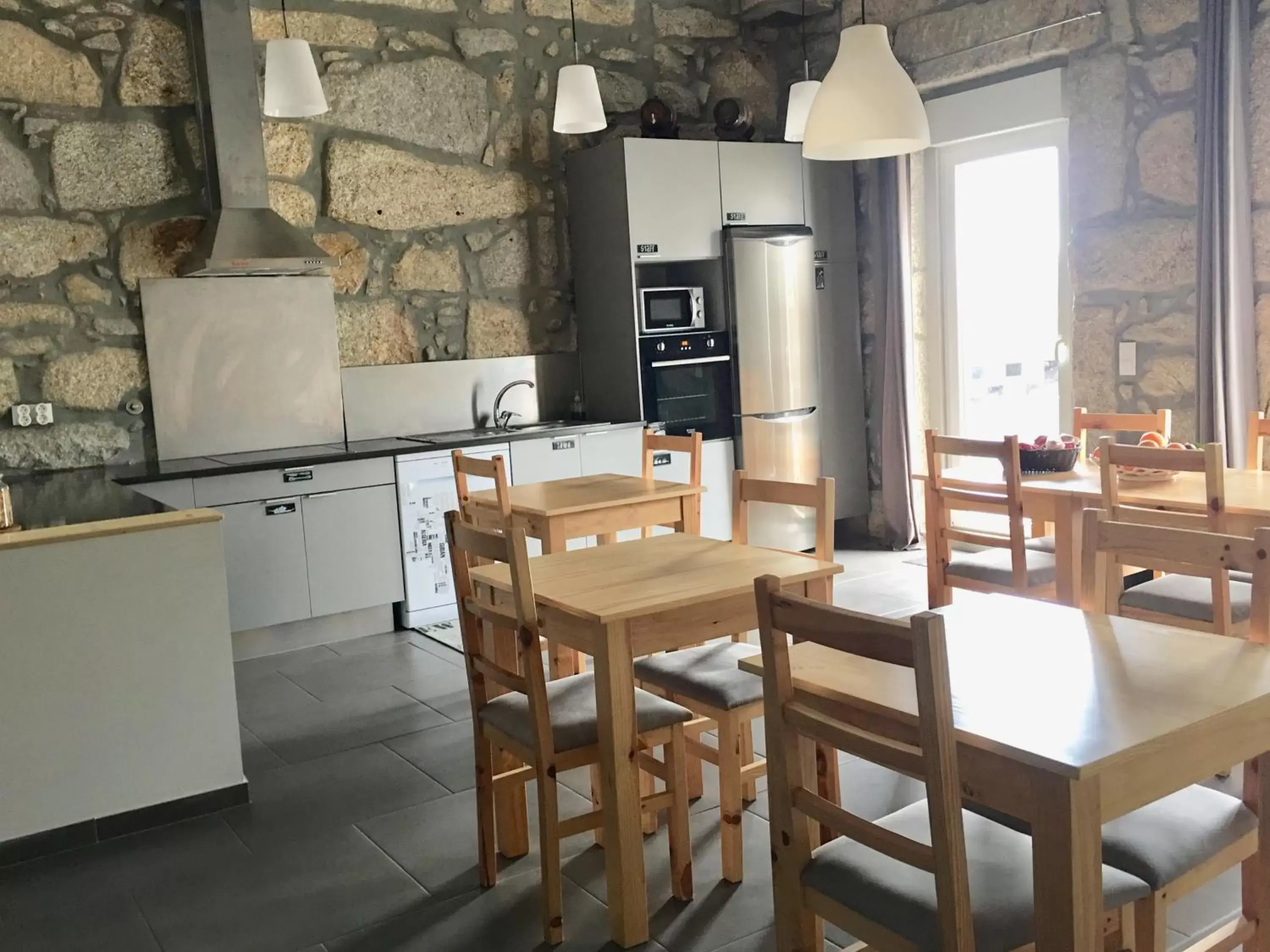 Communal kitchen, Dining Area in Campanhã Boutique Station