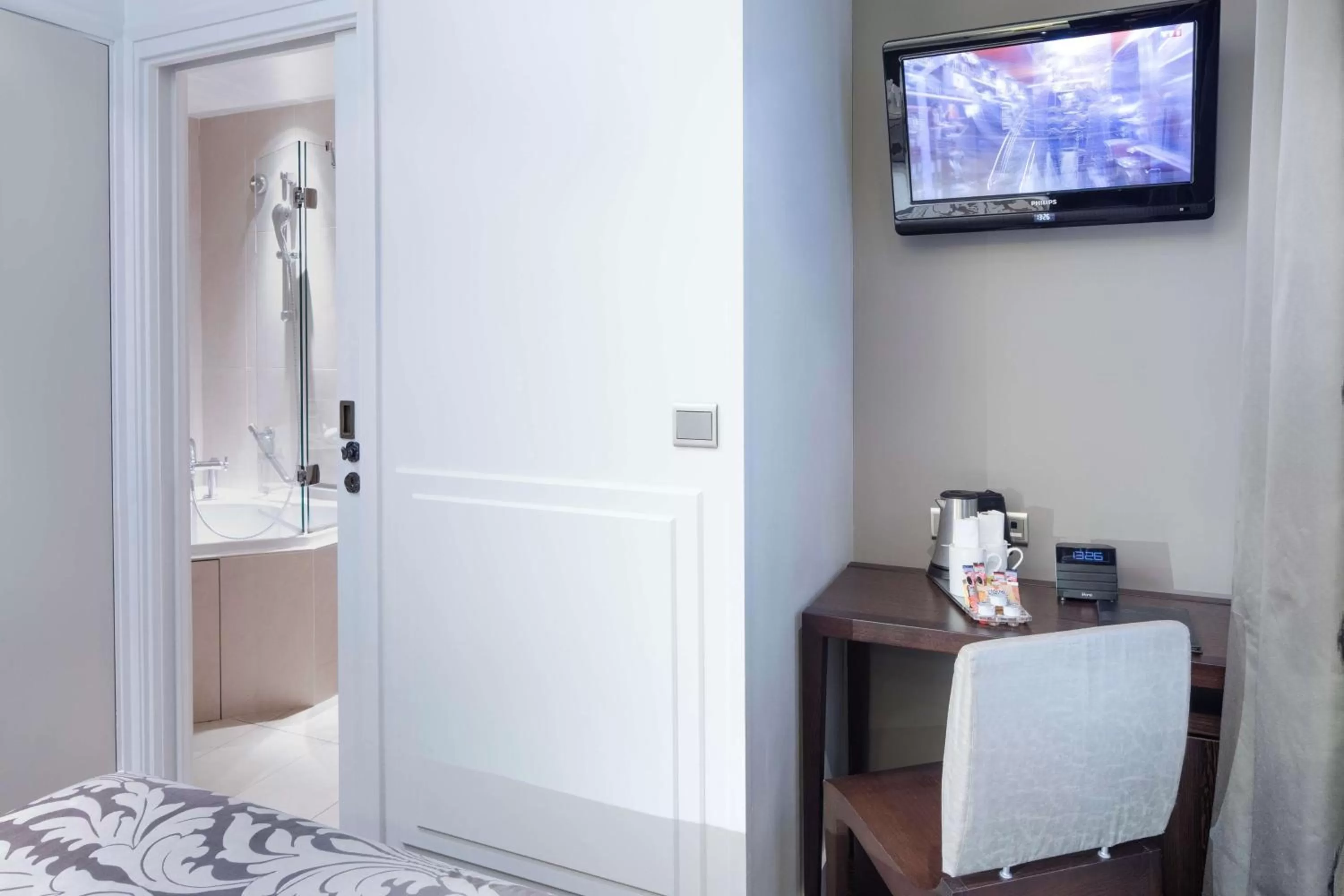 Photo of the whole room in Hôtel Paris Louvre Opéra