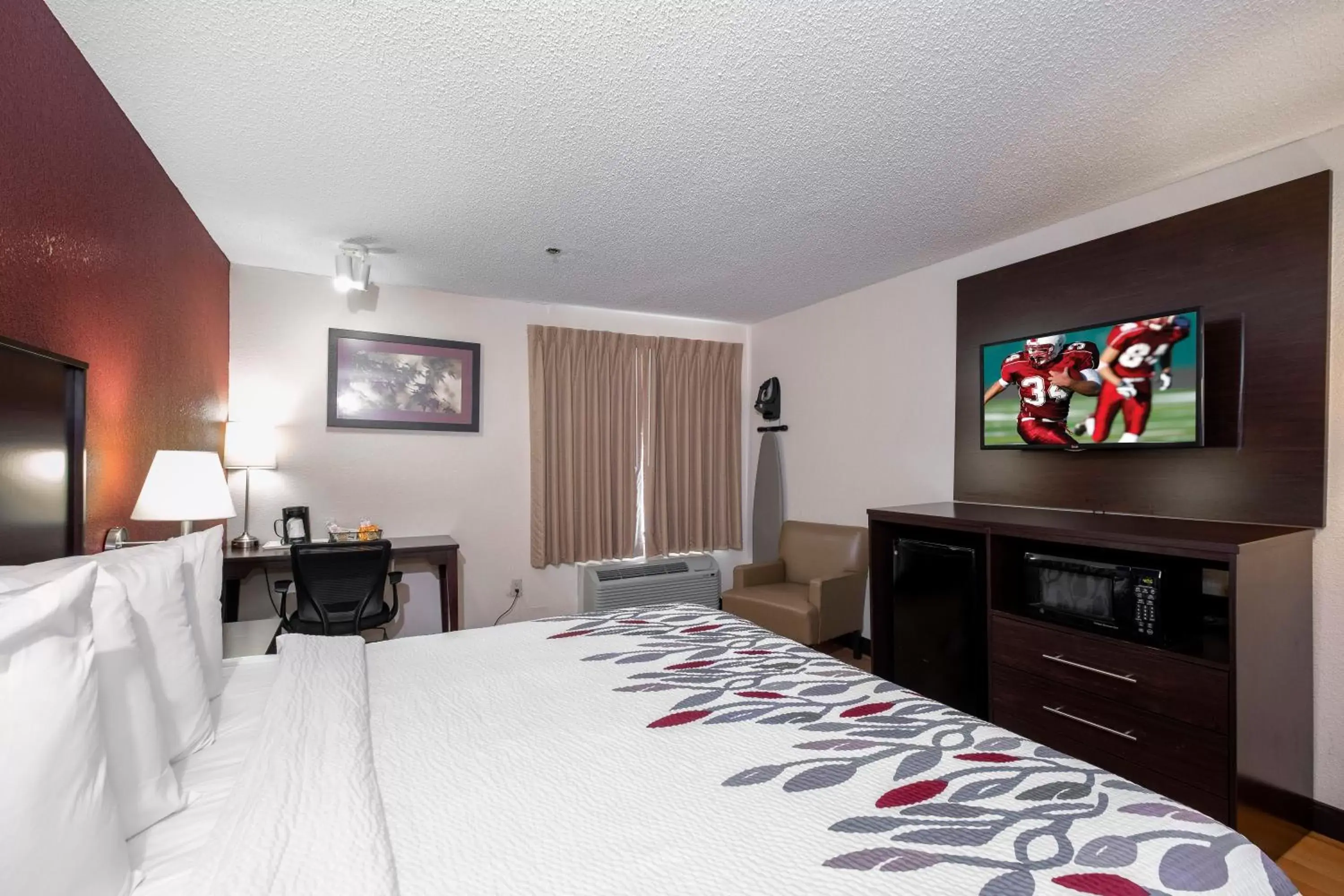 Photo of the whole room, Room Photo in Red Roof Inn Knoxville Central – Papermill Road