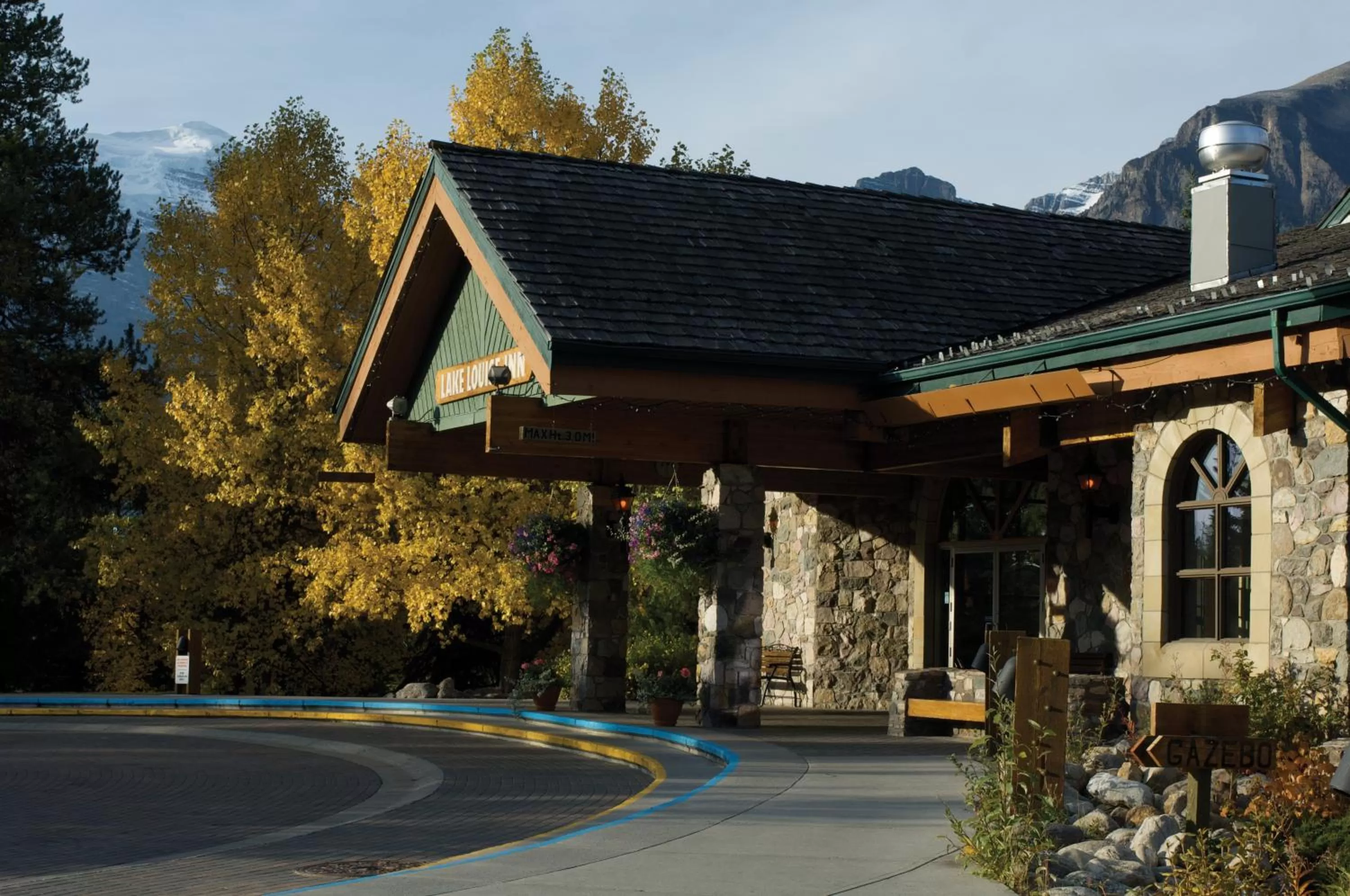 Facade/entrance in Lake Louise Inn