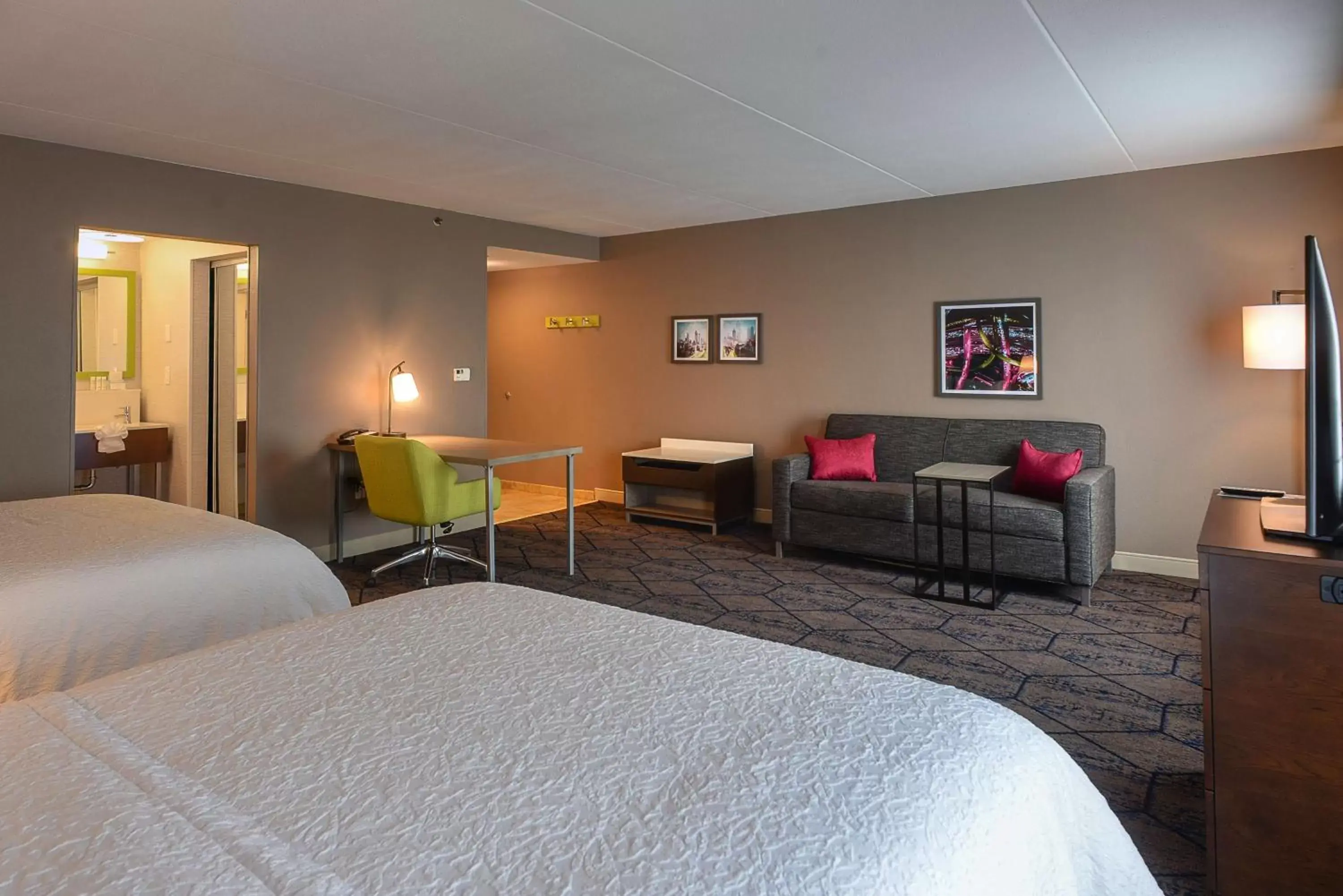 Bed in Hampton Inn & Suites Atlanta-Six Flags