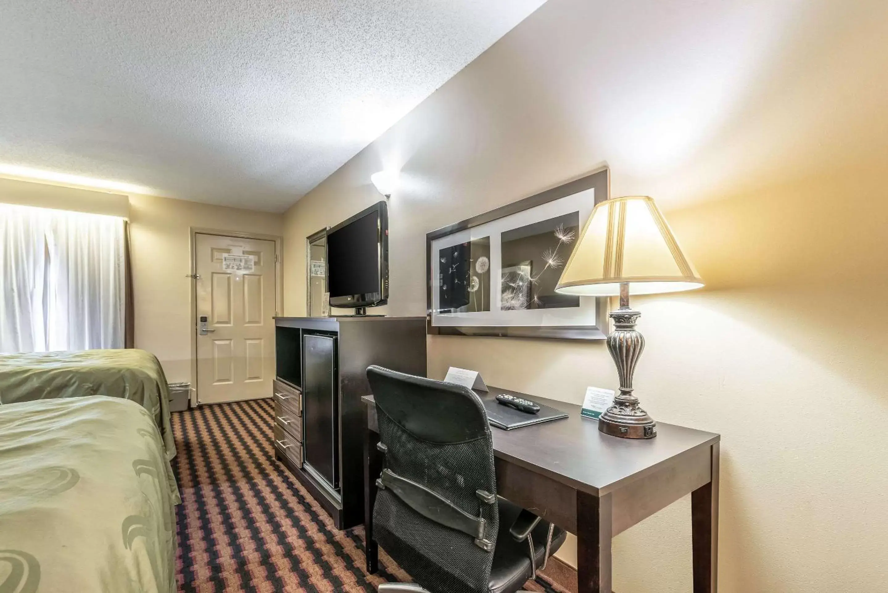 Photo of the whole room, TV/Entertainment Center in Quality Inn Decatur River City