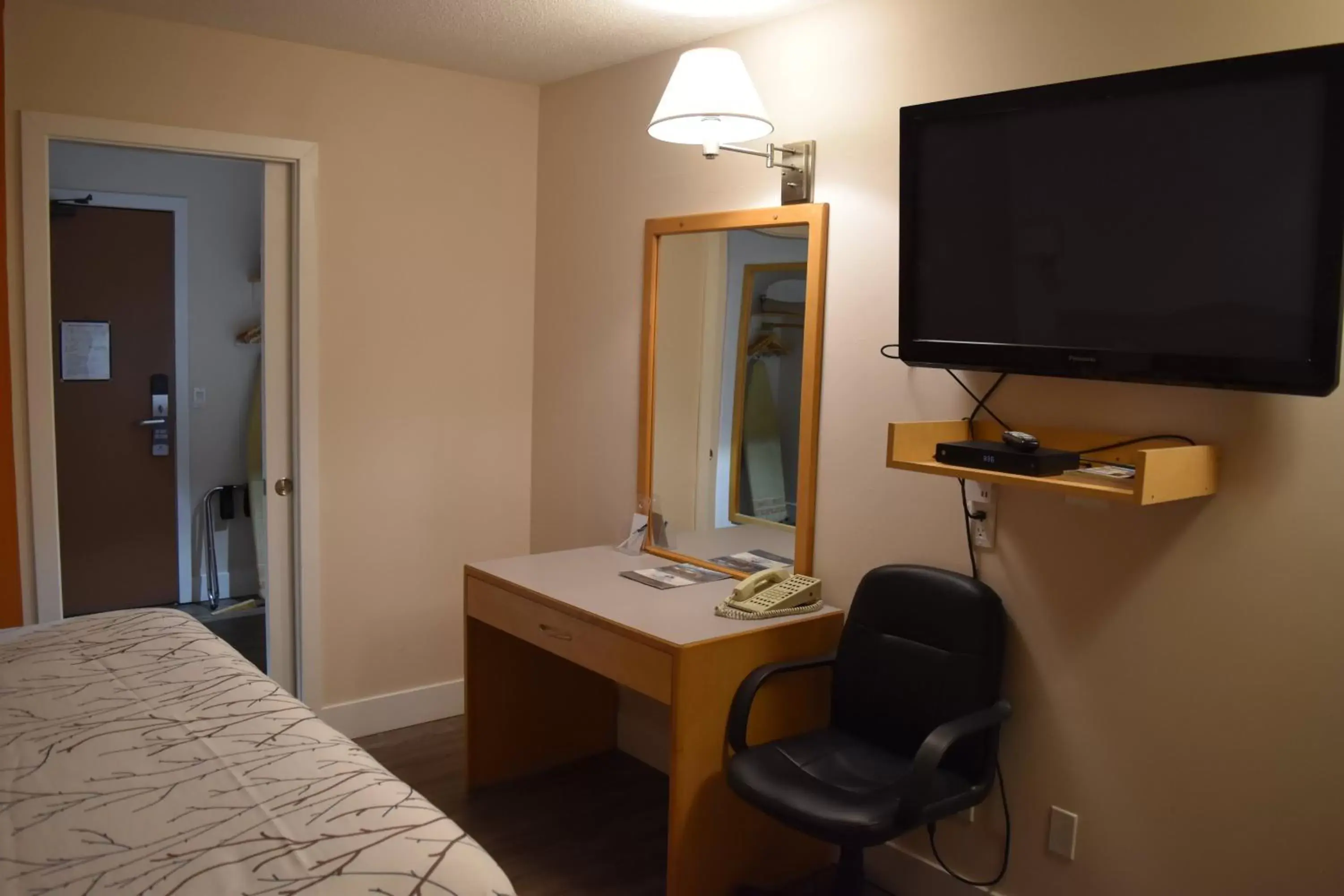 Area and facilities, TV/Entertainment Center in Canadas Best Value Inn & Suites-Castlegar