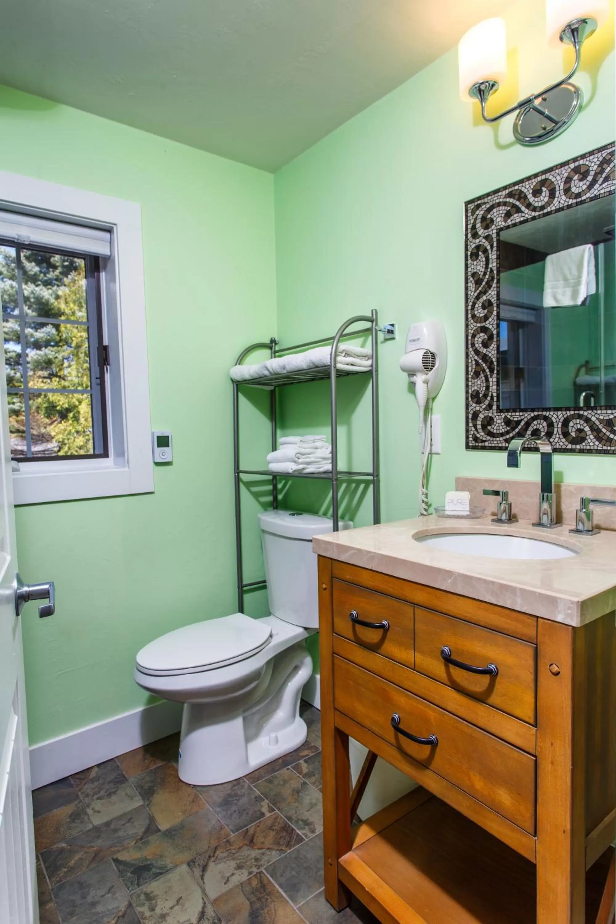 Bathroom in Julie's Park Cafe & Motel