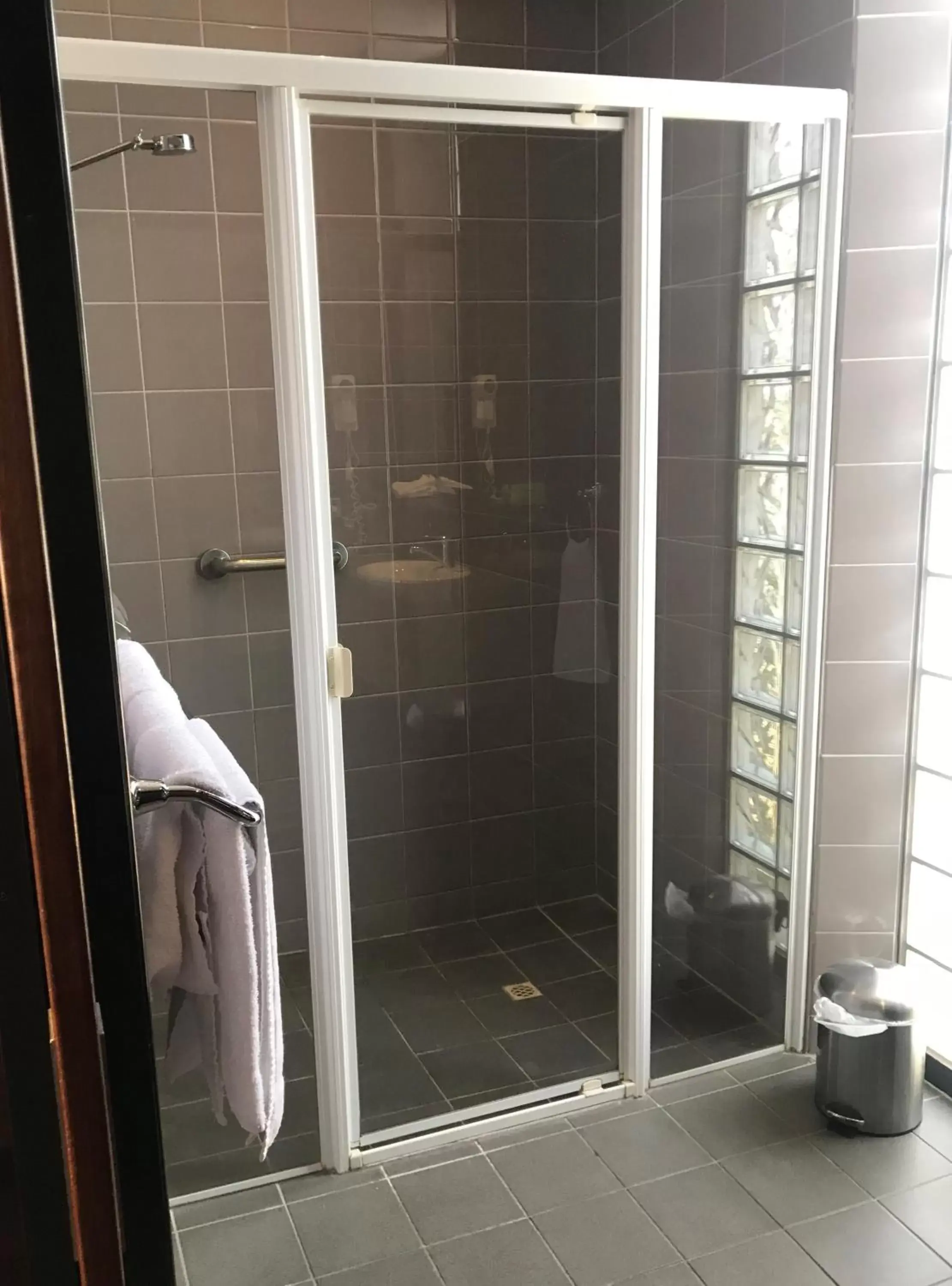 Shower, Bathroom in Highlander Hotel Bar Kitchen Rooftop