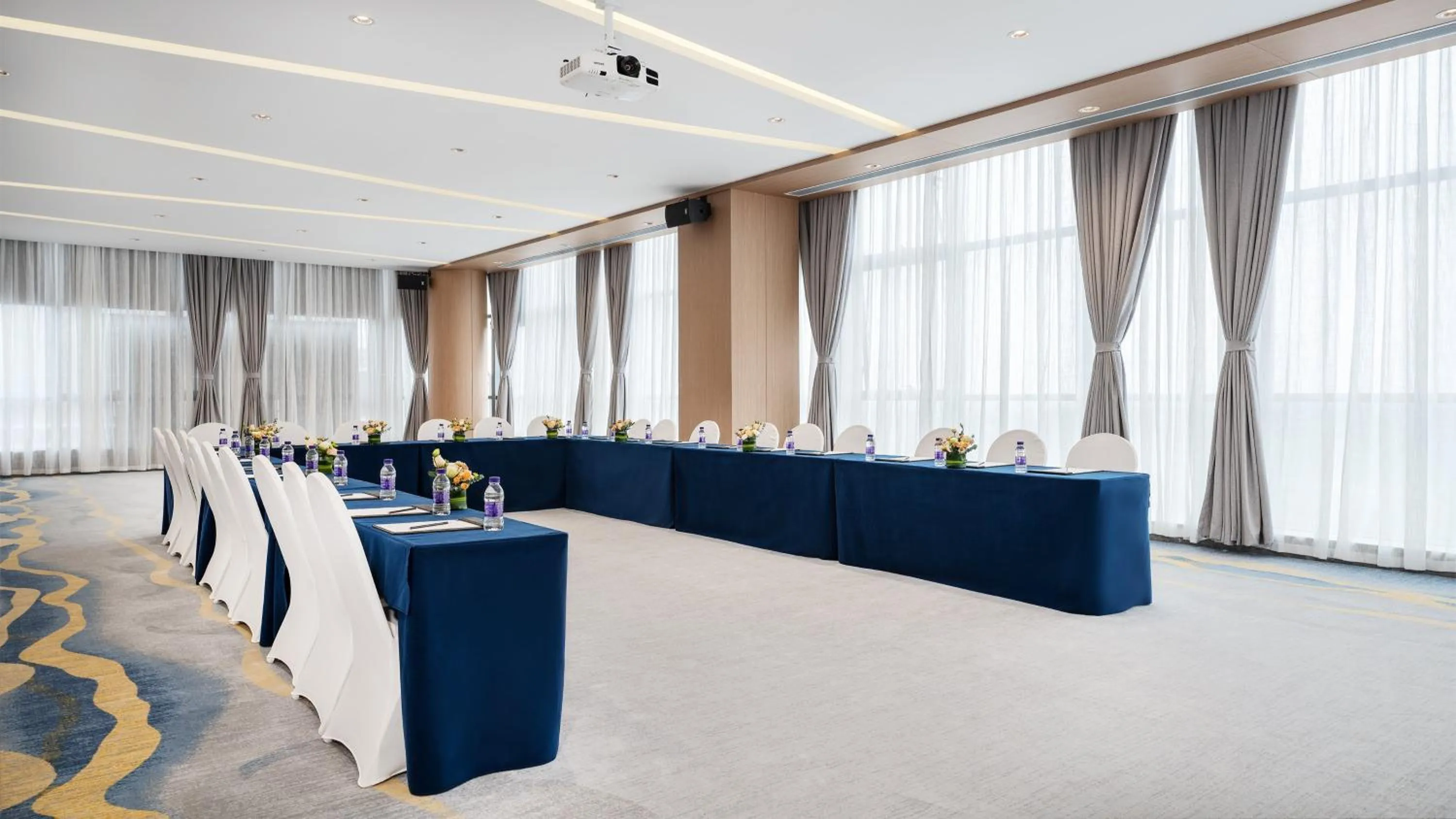 Meeting/conference room in Holiday Inn Express Chengdu Pidu by IHG
