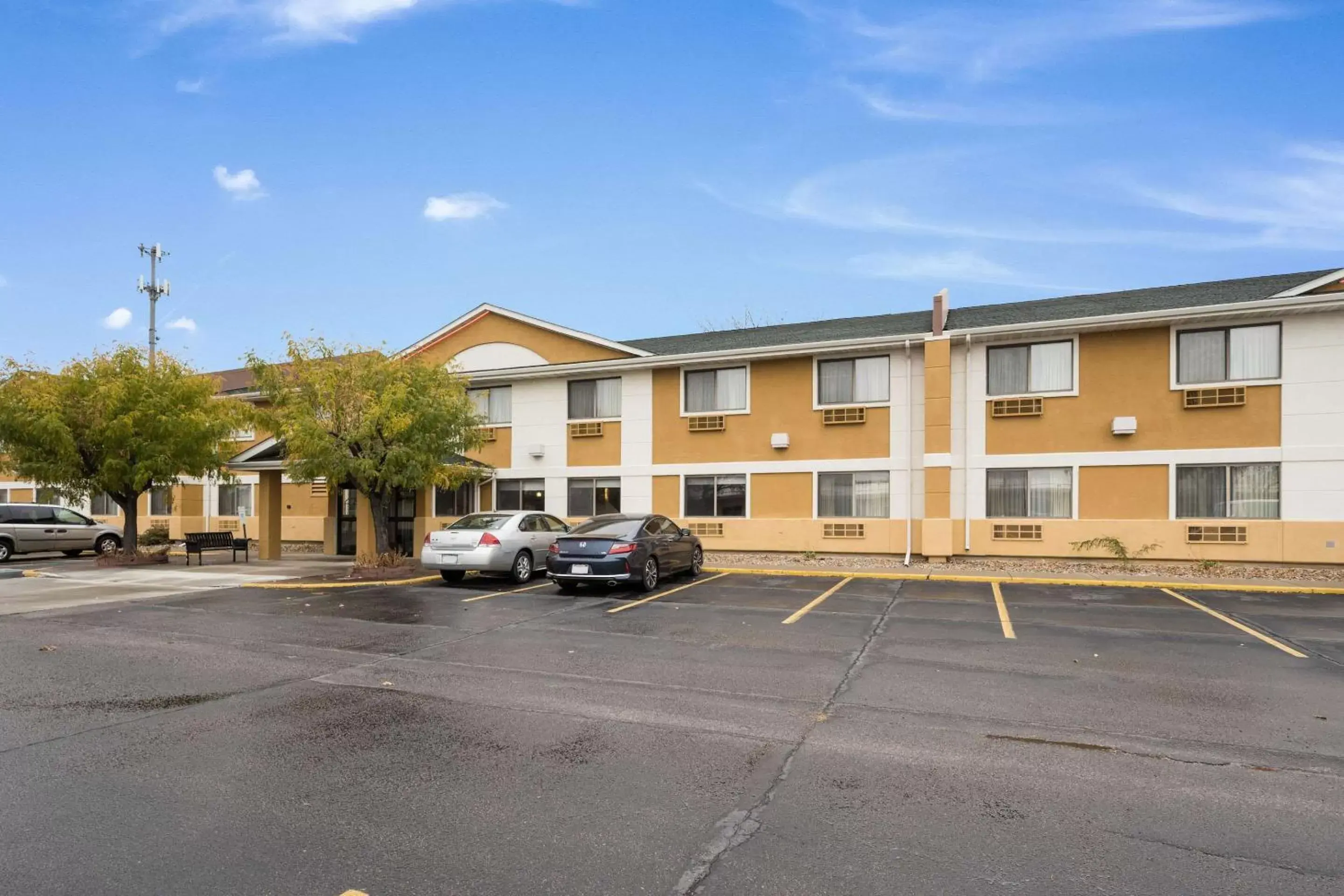Property Building in Quality Inn & Suites South