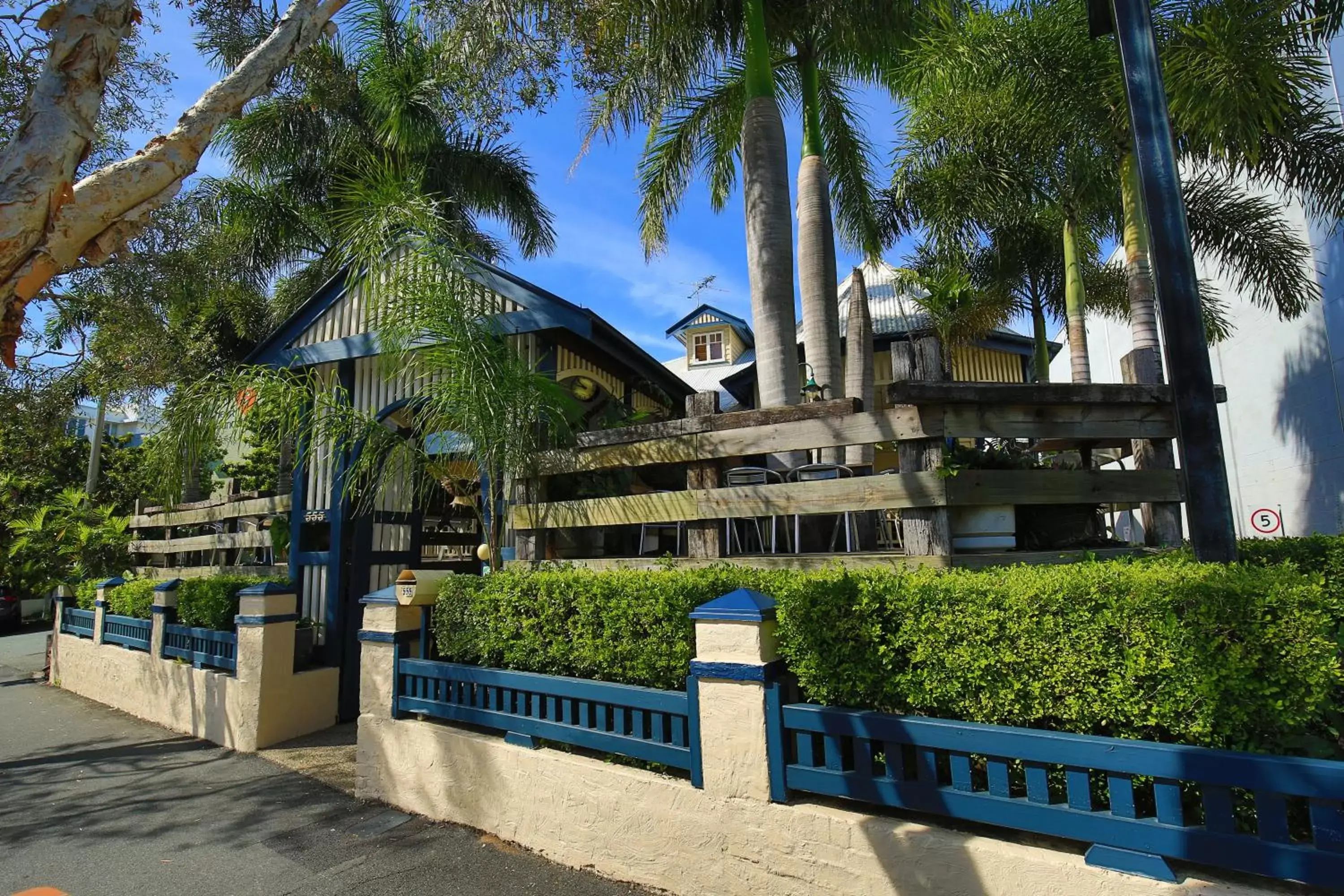 Facade/entrance, Property Building in Brisbane Manor