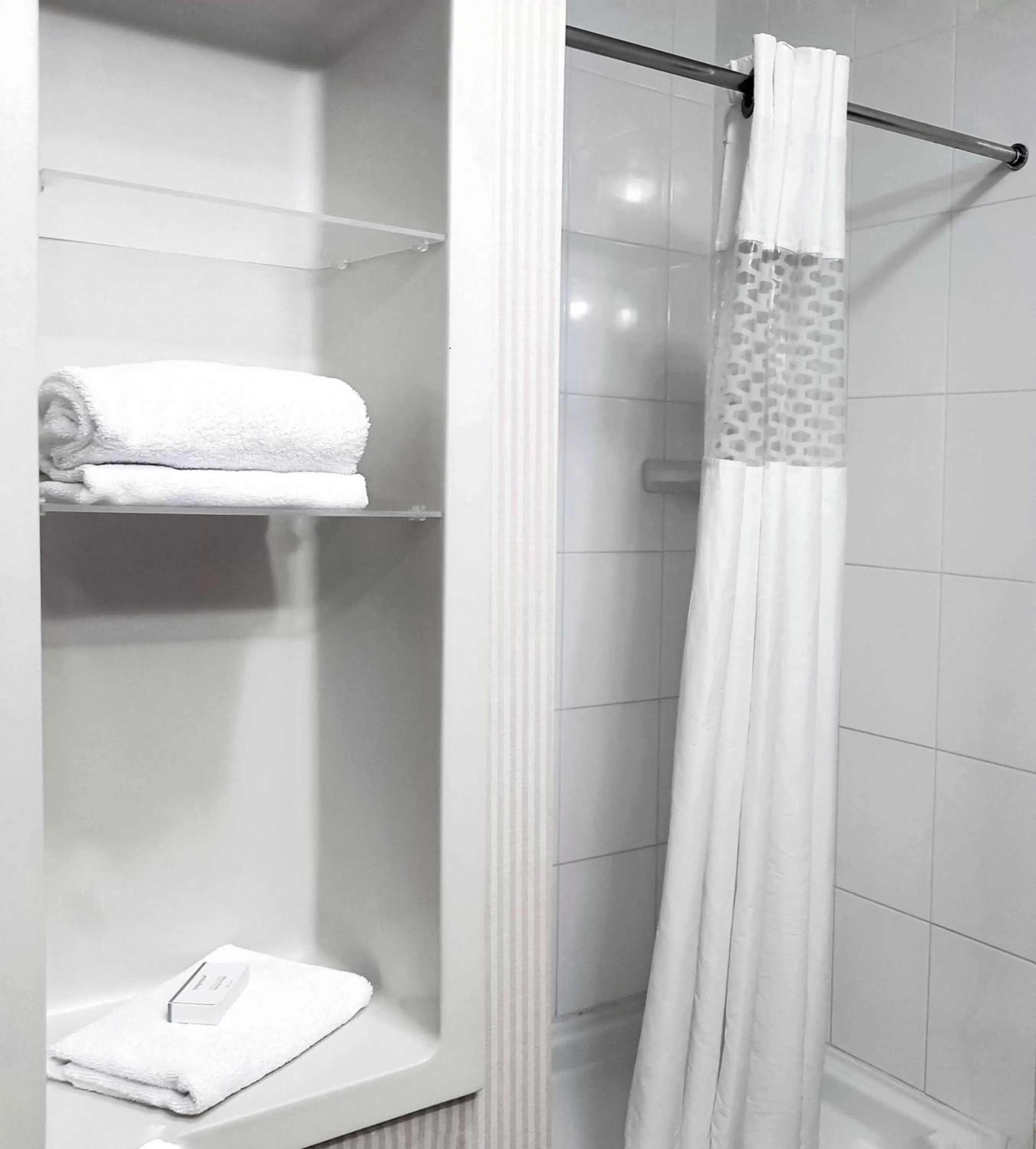 Bathroom in Hampton Inn & Suites by Hilton Edmonton International Airport