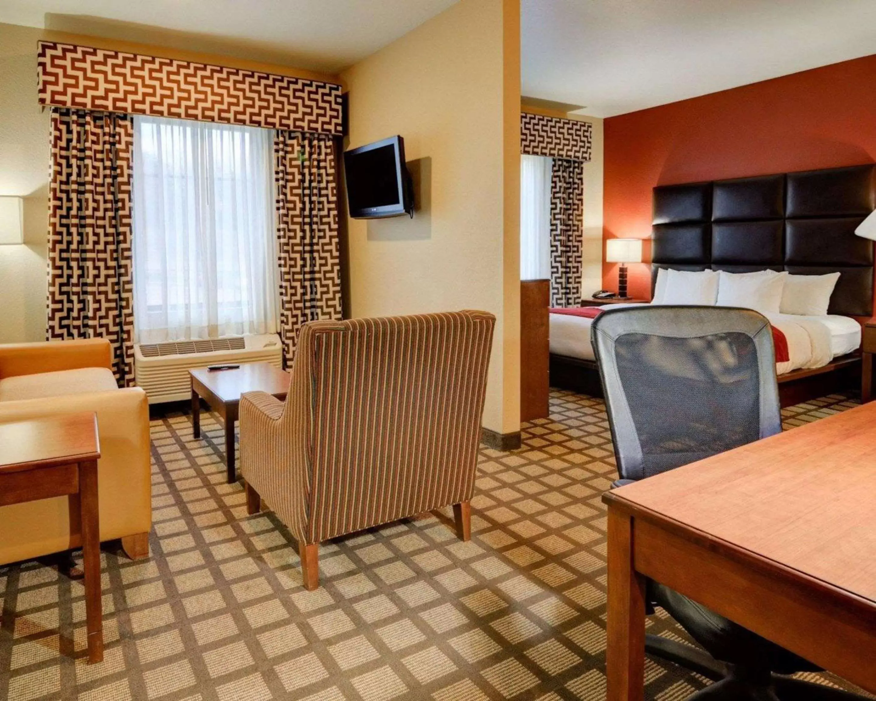 Photo of the whole room, TV/Entertainment Center in Comfort Inn & Suites Fort Smith I-540