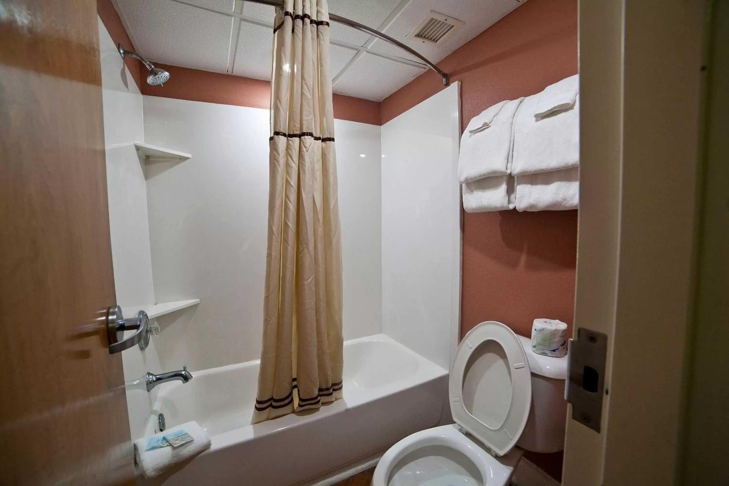 Shower, Bathroom in DeSoto Beach Hotel