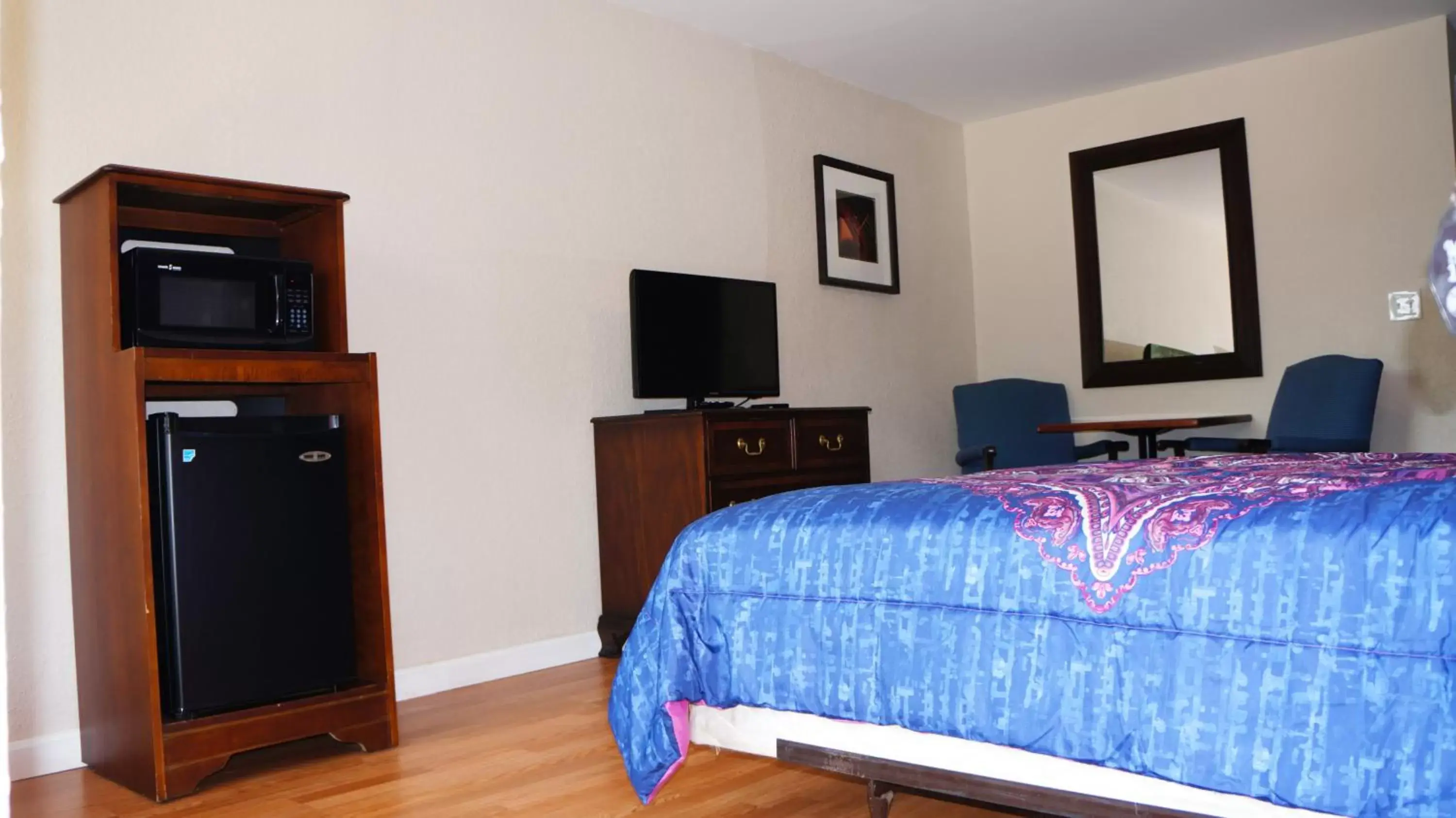 TV and multimedia, Bed in Classic Motor Lodge Providence - West Greenwich
