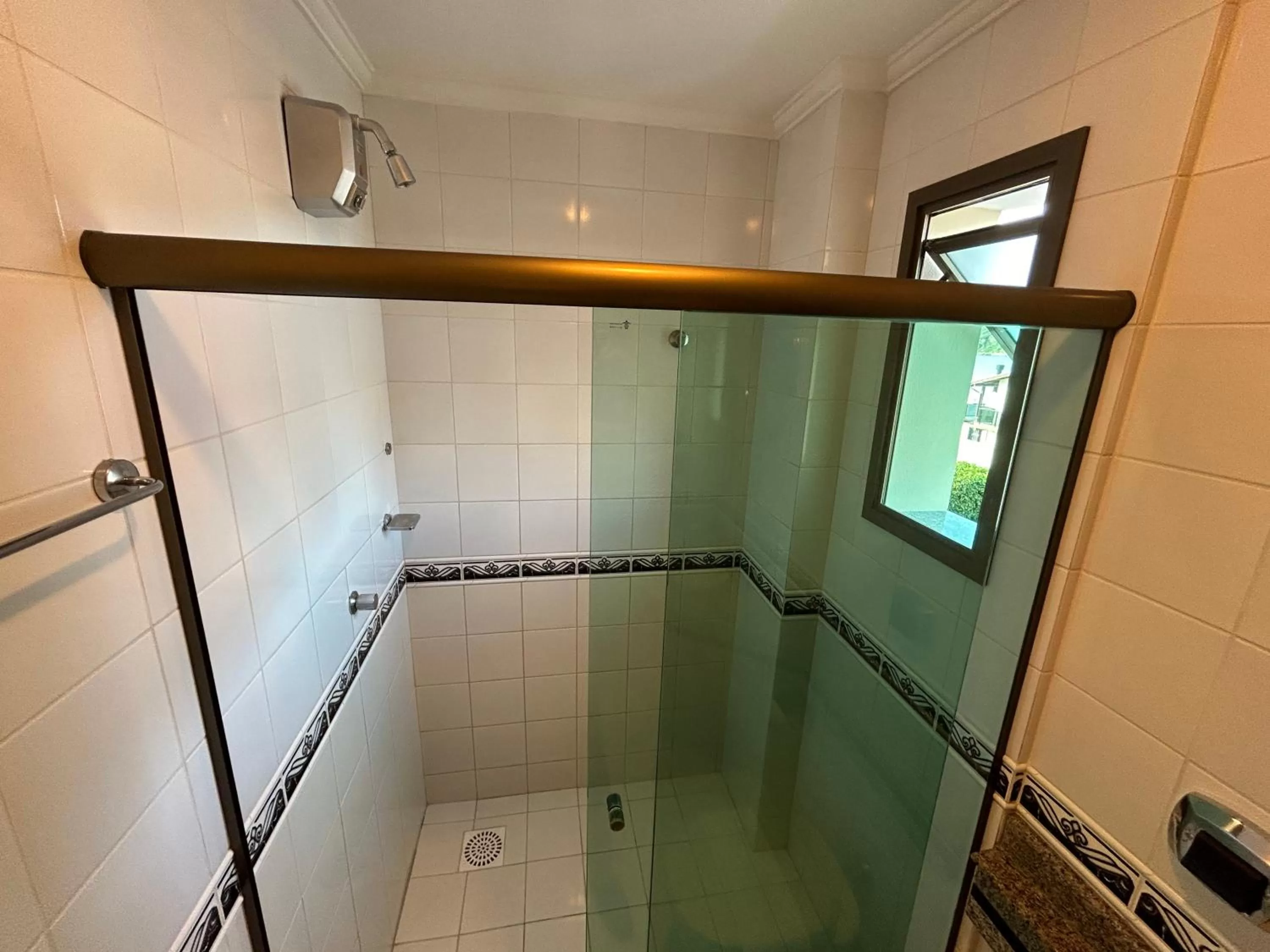 Shower in Golfinhos Apart Hotel