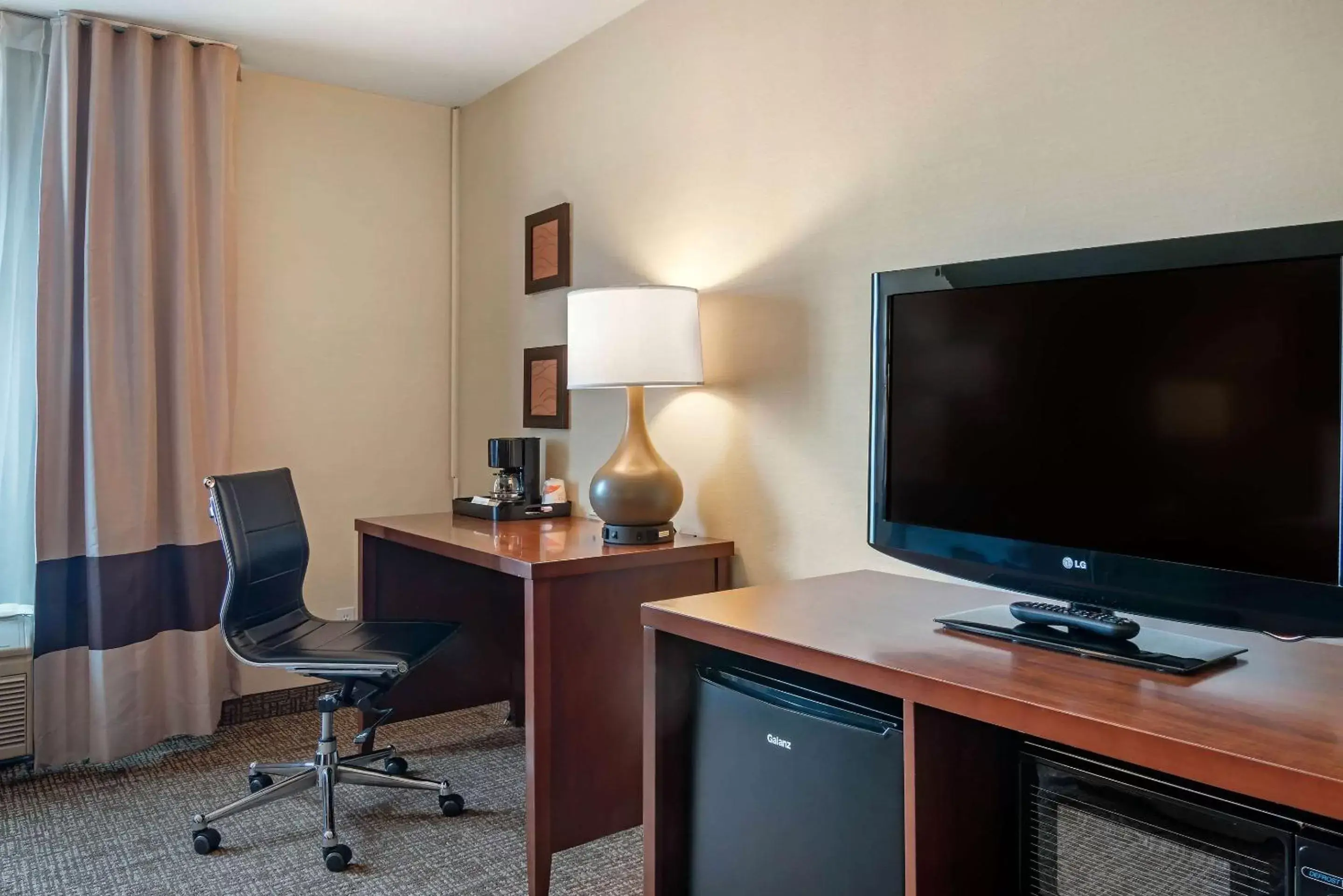 Photo of the whole room, TV/Entertainment Center in Comfort Inn & Suites Salem