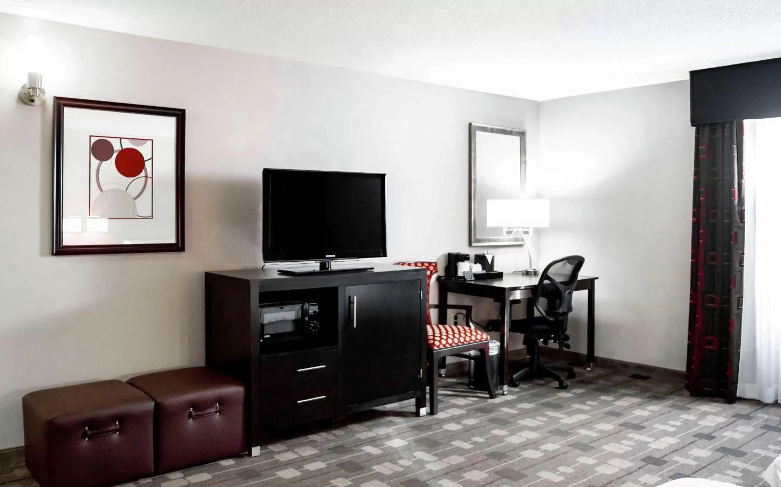 Bedroom, TV/Entertainment Center in Hampton Inn & Suites Richmond Glenside