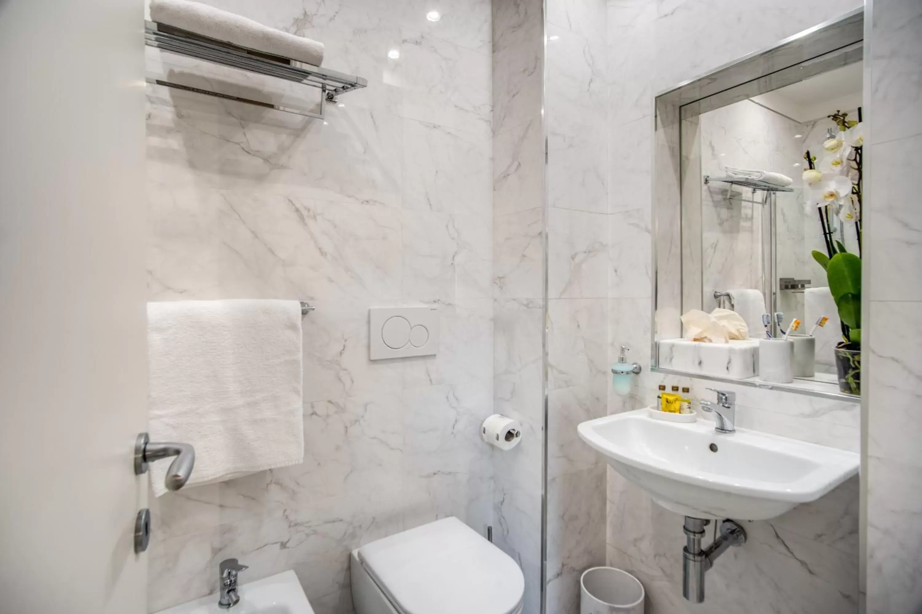Shower, Bathroom in Hotel San Silvestro