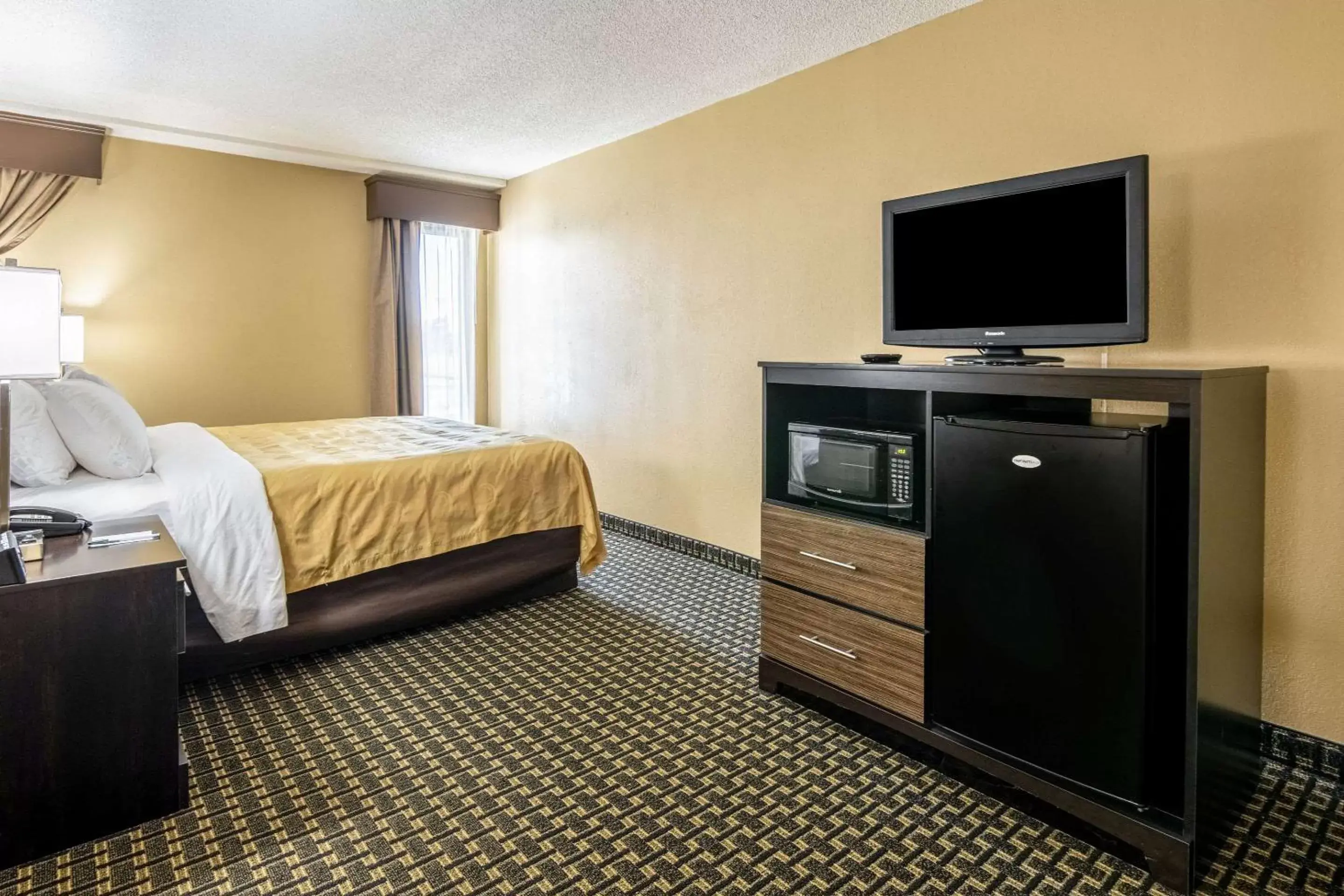 Photo of the whole room, Bed in Quality Inn National Fairgrounds Area