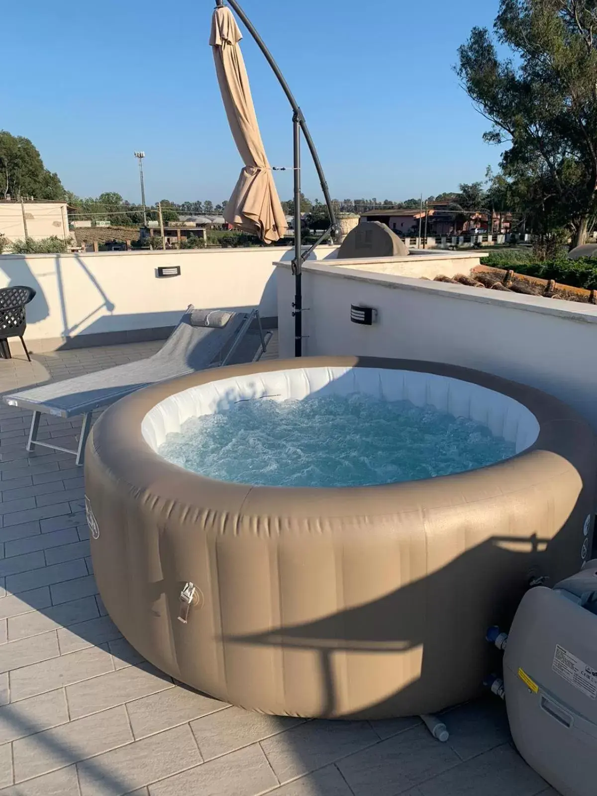 Hot Tub, Swimming Pool in Gioema