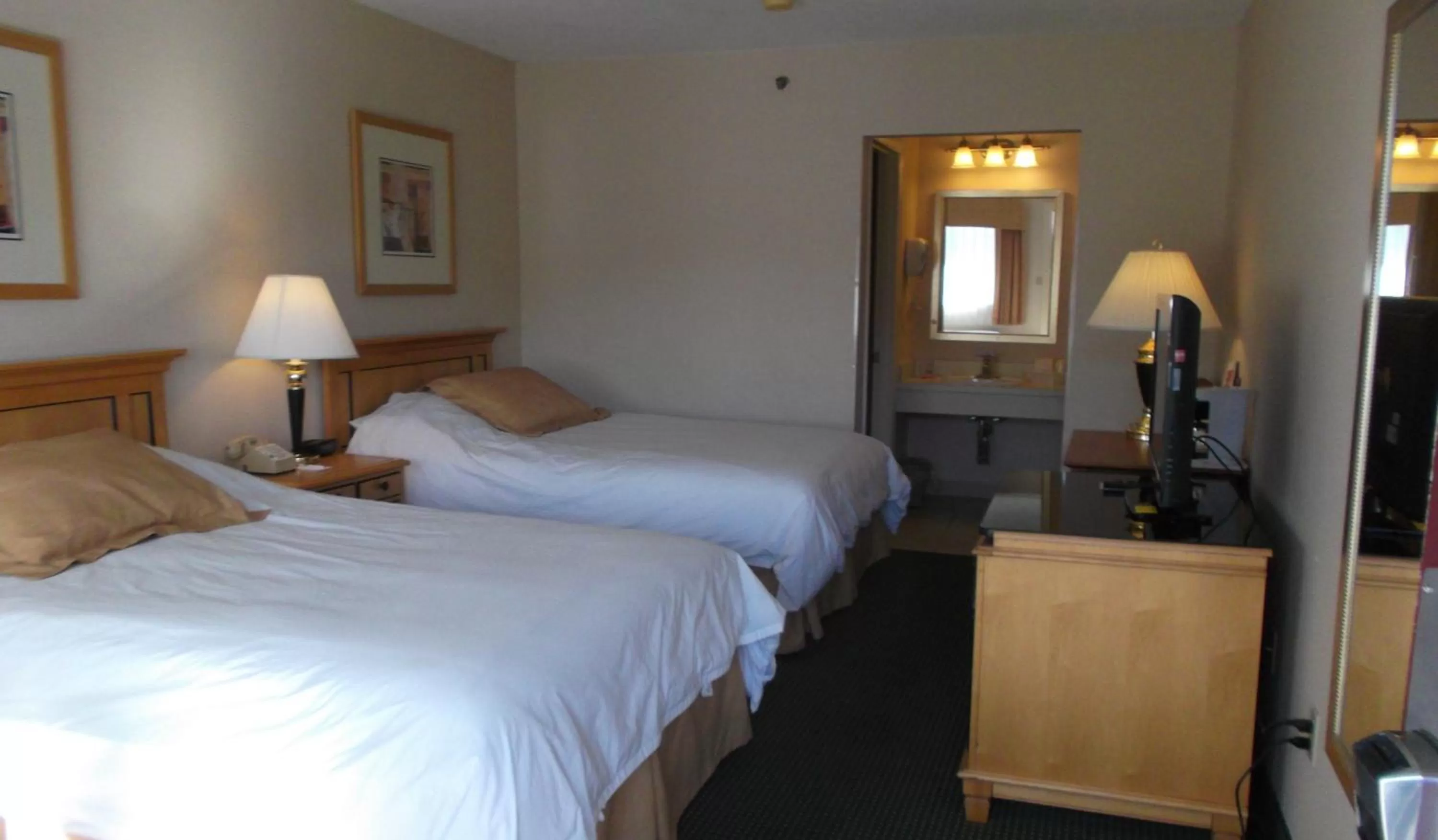 Double Room with Two Double Beds in Econo Lodge Freeport - Brunswick Area