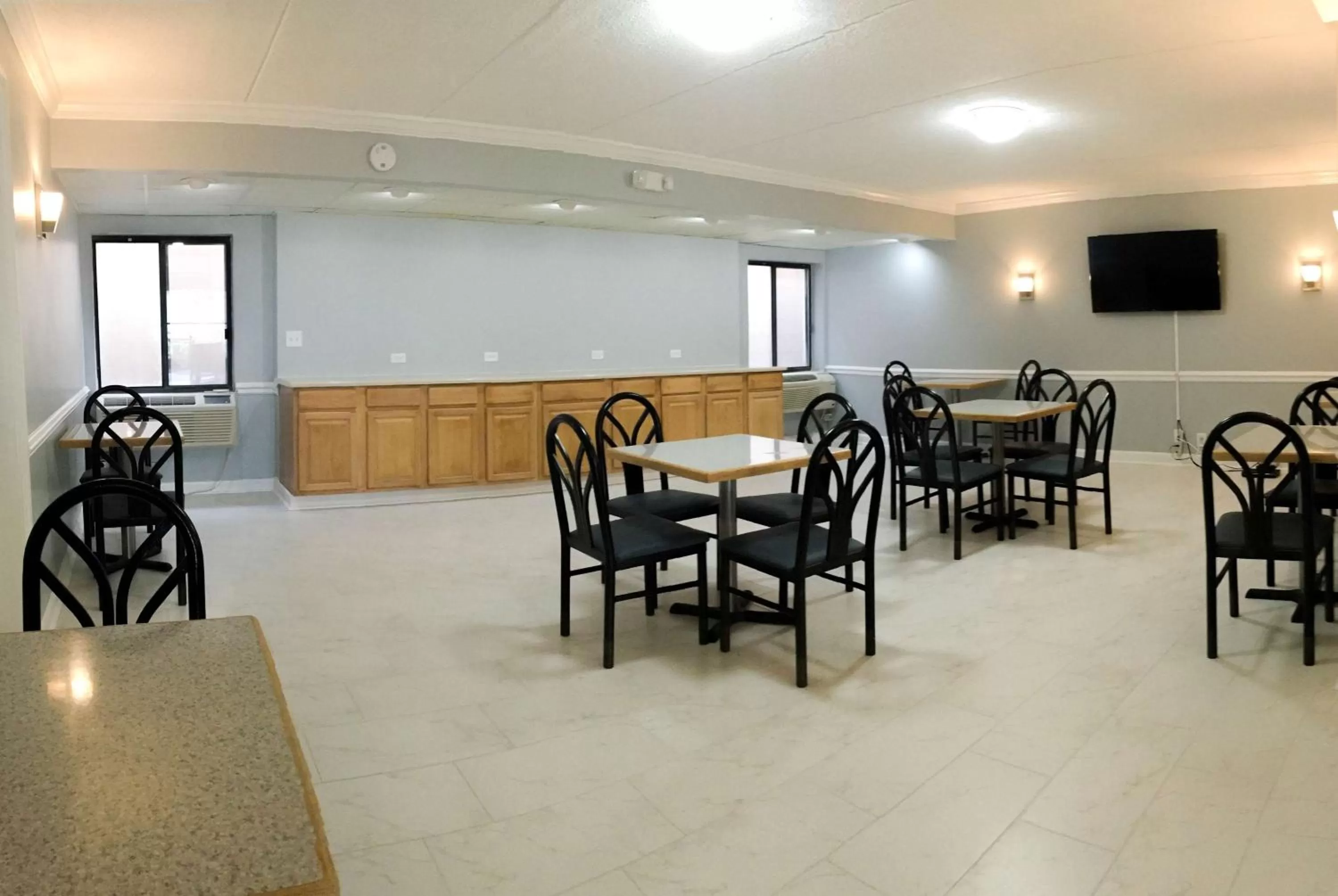 Restaurant/places to eat in Howard Johnson by Wyndham Waukegan Great Lakes