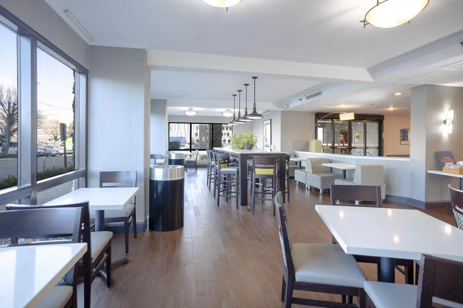 Dining area, Restaurant/Places to Eat in Holiday Inn Express - Newark Airport - Elizabeth, an IHG Hotel