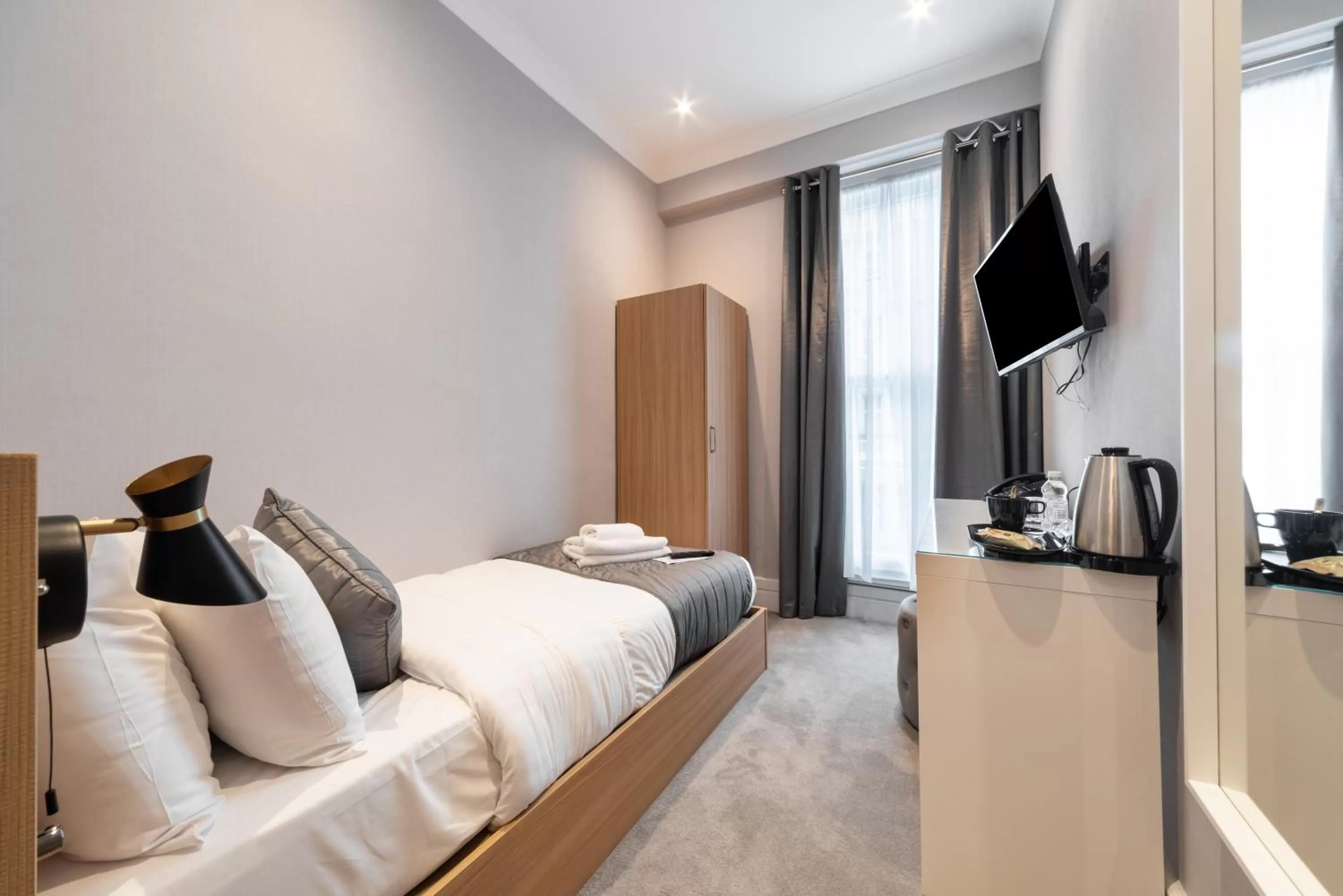 Bedroom, Bed in Gainsborough Hotel