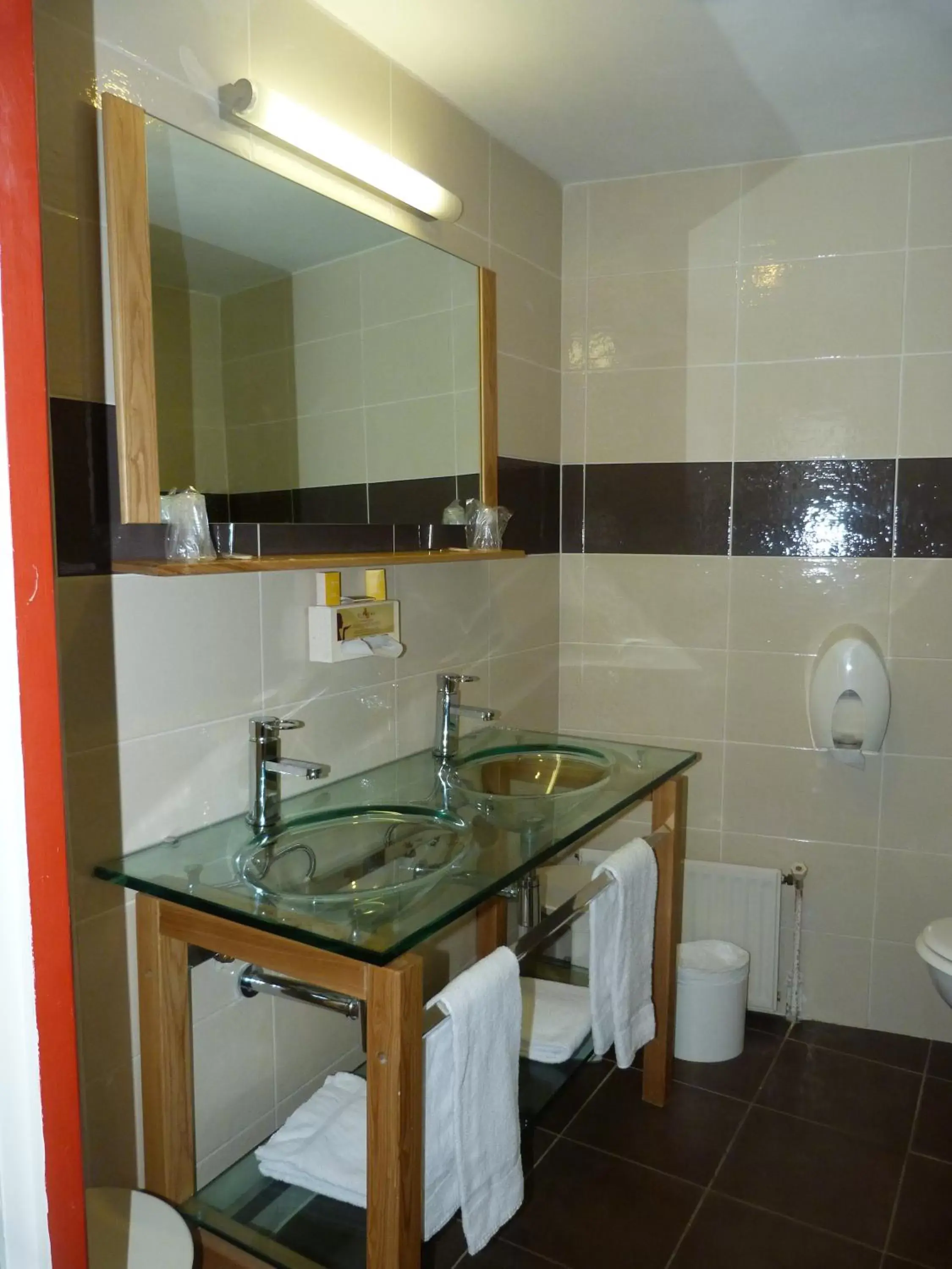 Twin Room with Shower in Cit'Hotel Europeen Twin Room with Shower in Cit'Hotel Europeen