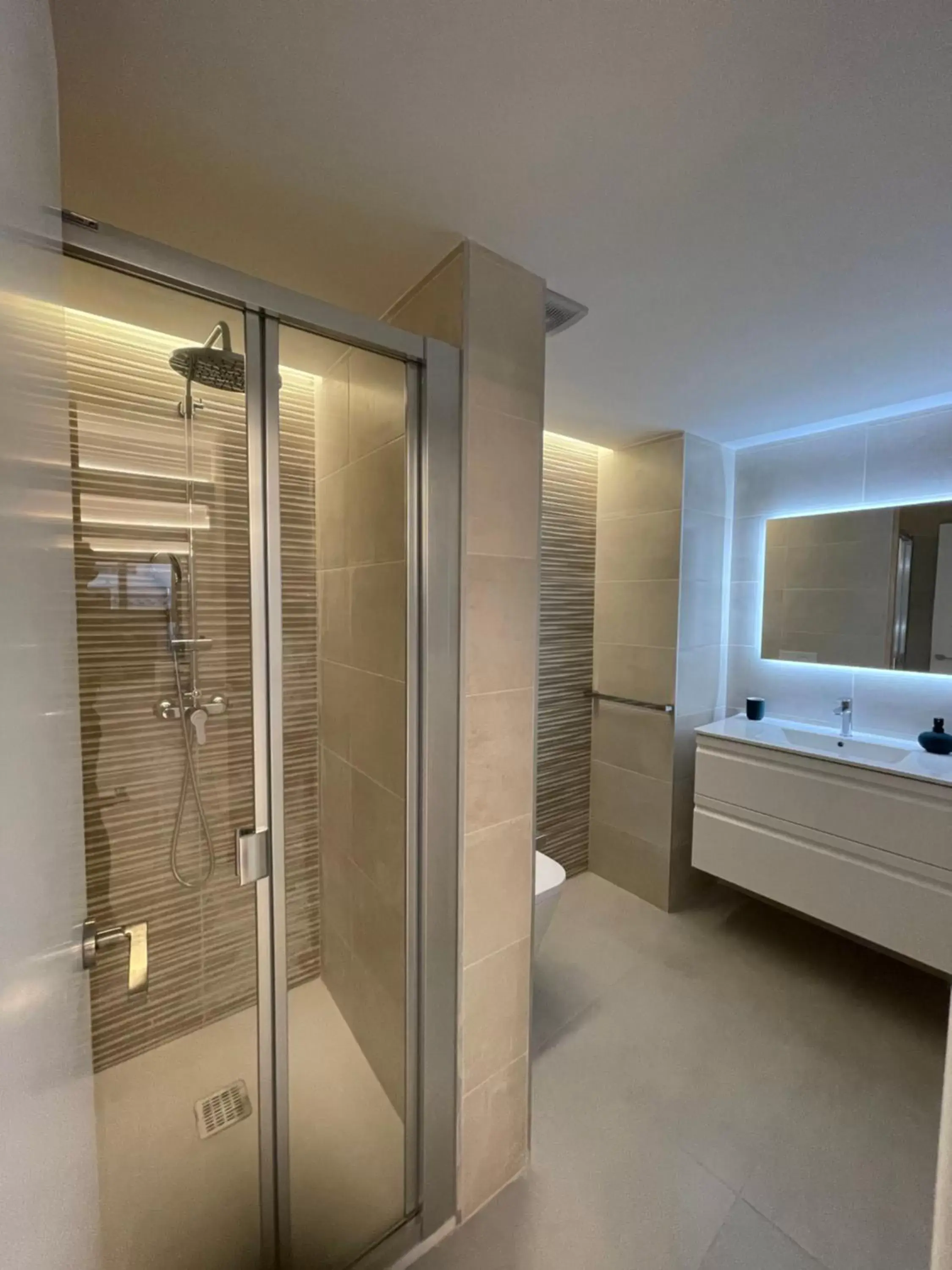 Bathroom in Palm Suites