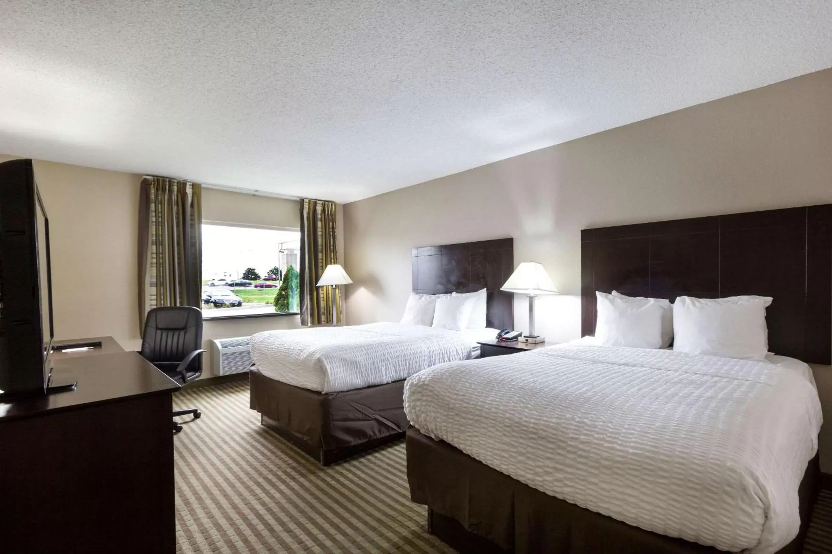 Photo of the whole room, Bed in Clarion Hotel Beachwood-Cleveland