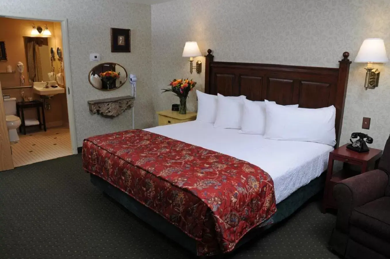 Bedroom, Bed in Pike's Waterfront Lodge Bedroom, Bed in Pike's Waterfront Lodge