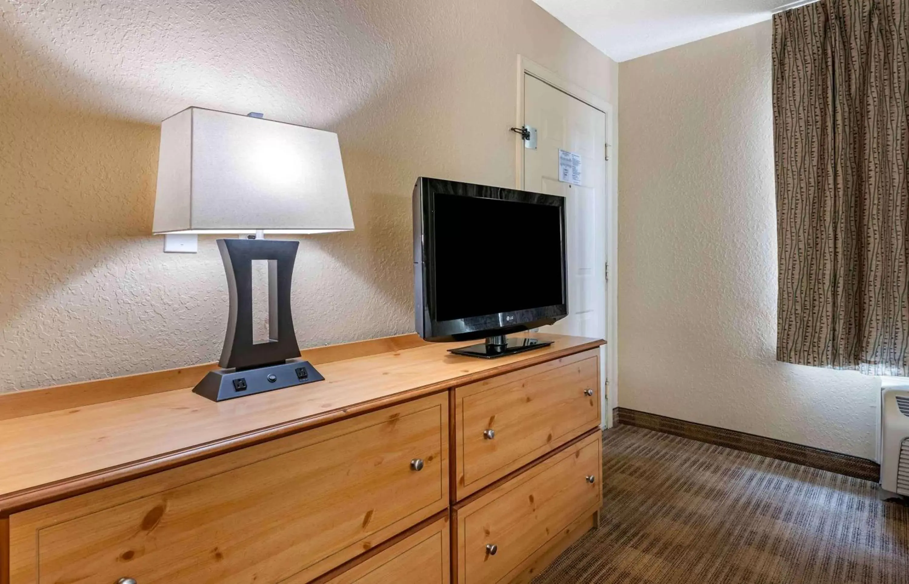 Bedroom, TV/Entertainment Center in Extended Stay America Suites - Jacksonville - Southside - St Johns Towne Ctr